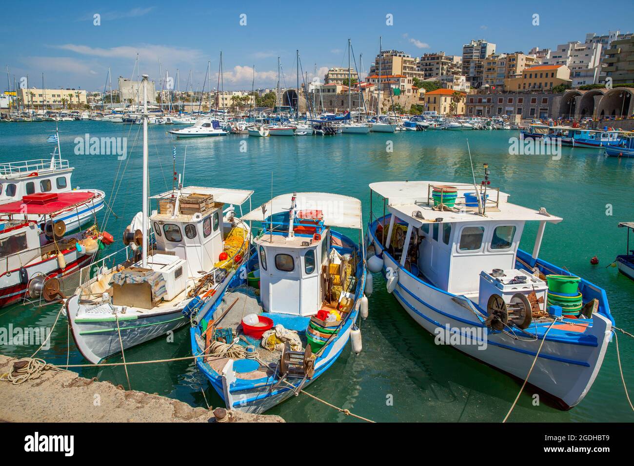 Bateaux de pêche dans le port vénitien d'Héraklion, île de Crète, Grèce Banque D'Images