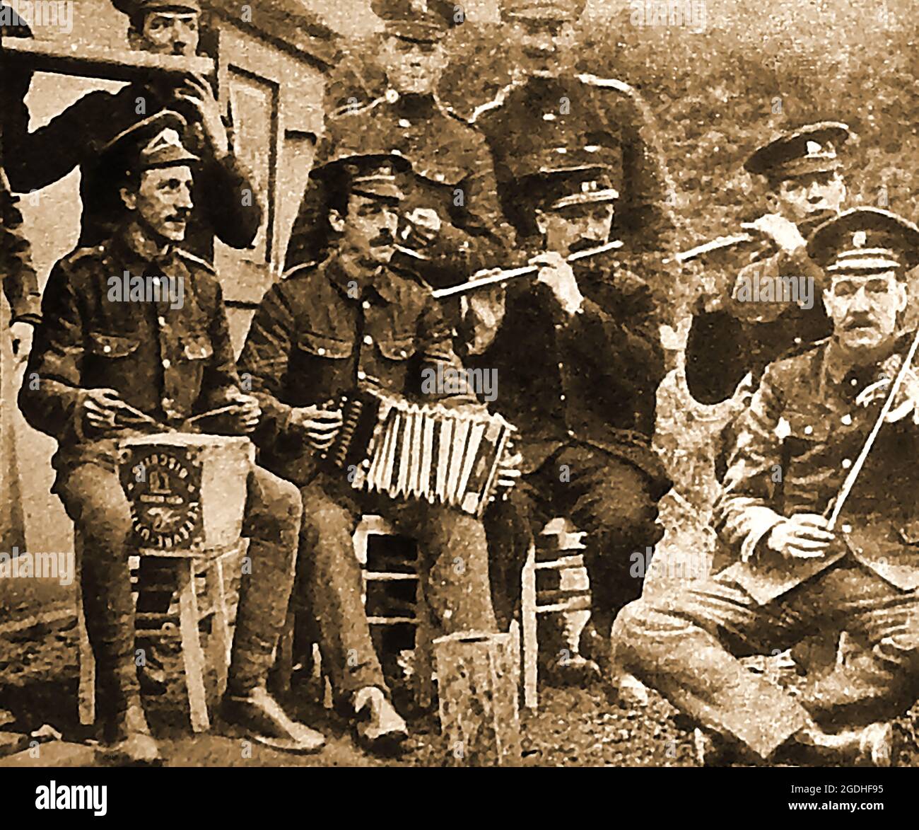 WWI - derrière les lignes en France, les soldats britanniques exécutent un interlude musical pour leurs camarades en utilisant principalement des instruments de fortune (y compris battre un moule à biscuits comme un tambour) Banque D'Images