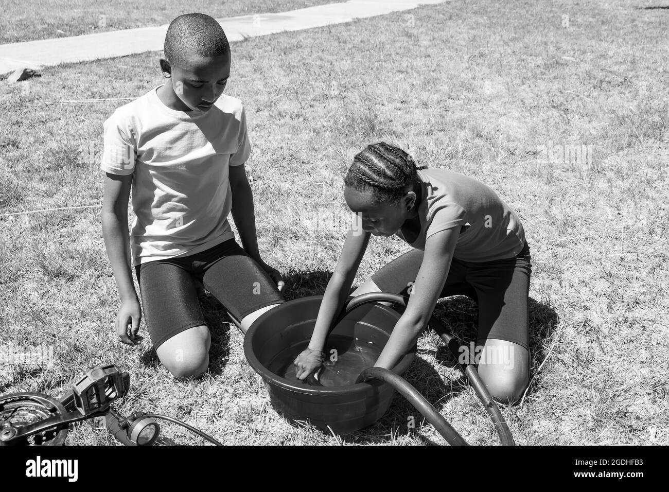 HARRISMI, AFRIQUE DU SUD - 05 janvier 2021: Un point de vue des enfants africains qui ont effectué une ponction sur un vélo à Cape Town, Afrique du Sud Banque D'Images