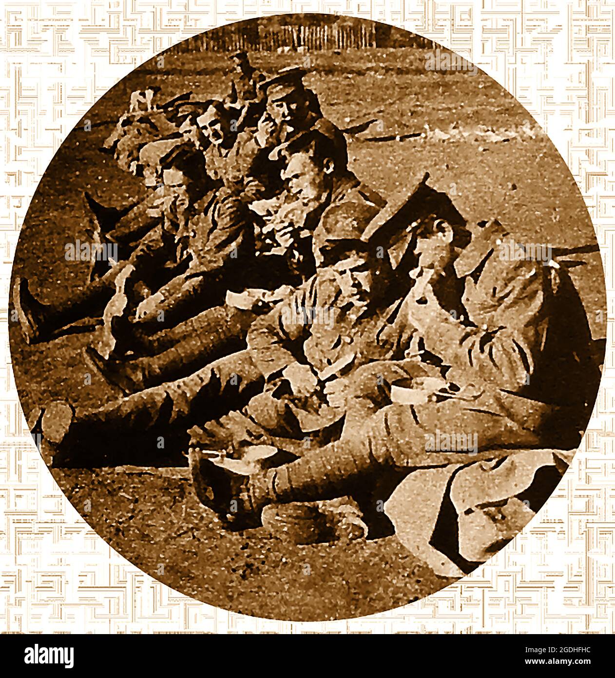 Les soldats britanniques de la première Guerre mondiale mangent leur déjeuner derrière les files d'attente. Banque D'Images