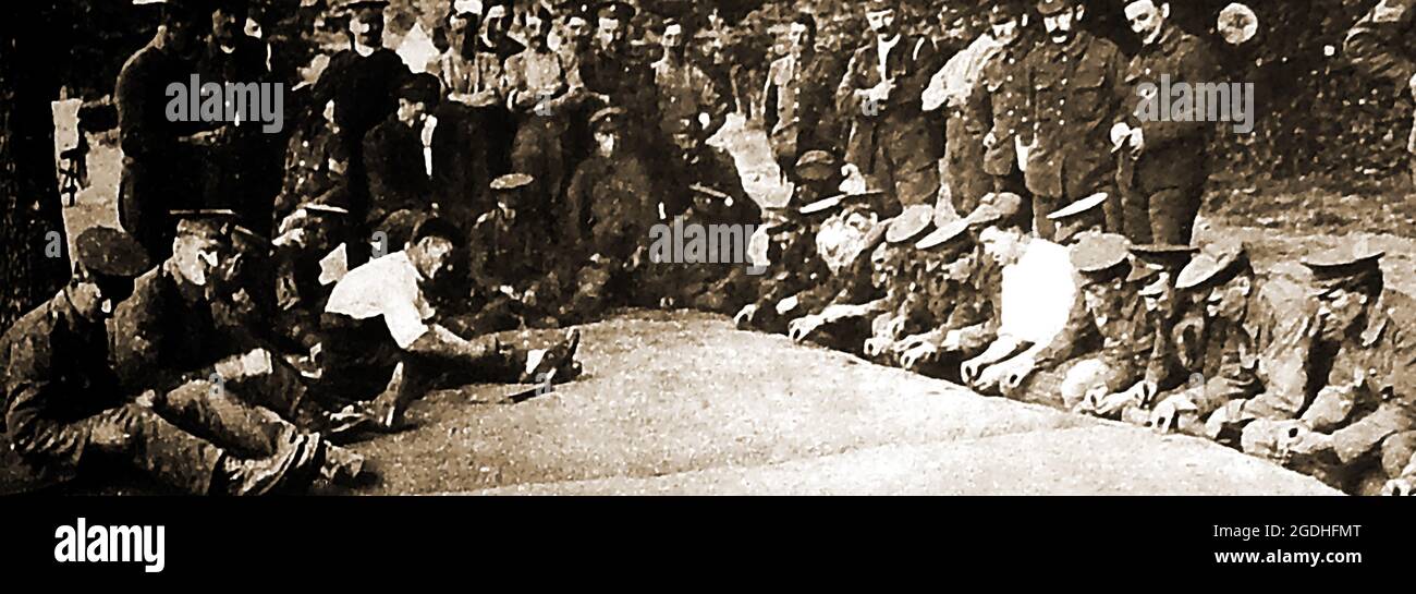 WWI - les soldats britanniques prennent le temps de creuser des tranchées près de l'avant pour une partie de «maison» ou de «bingo». Banque D'Images