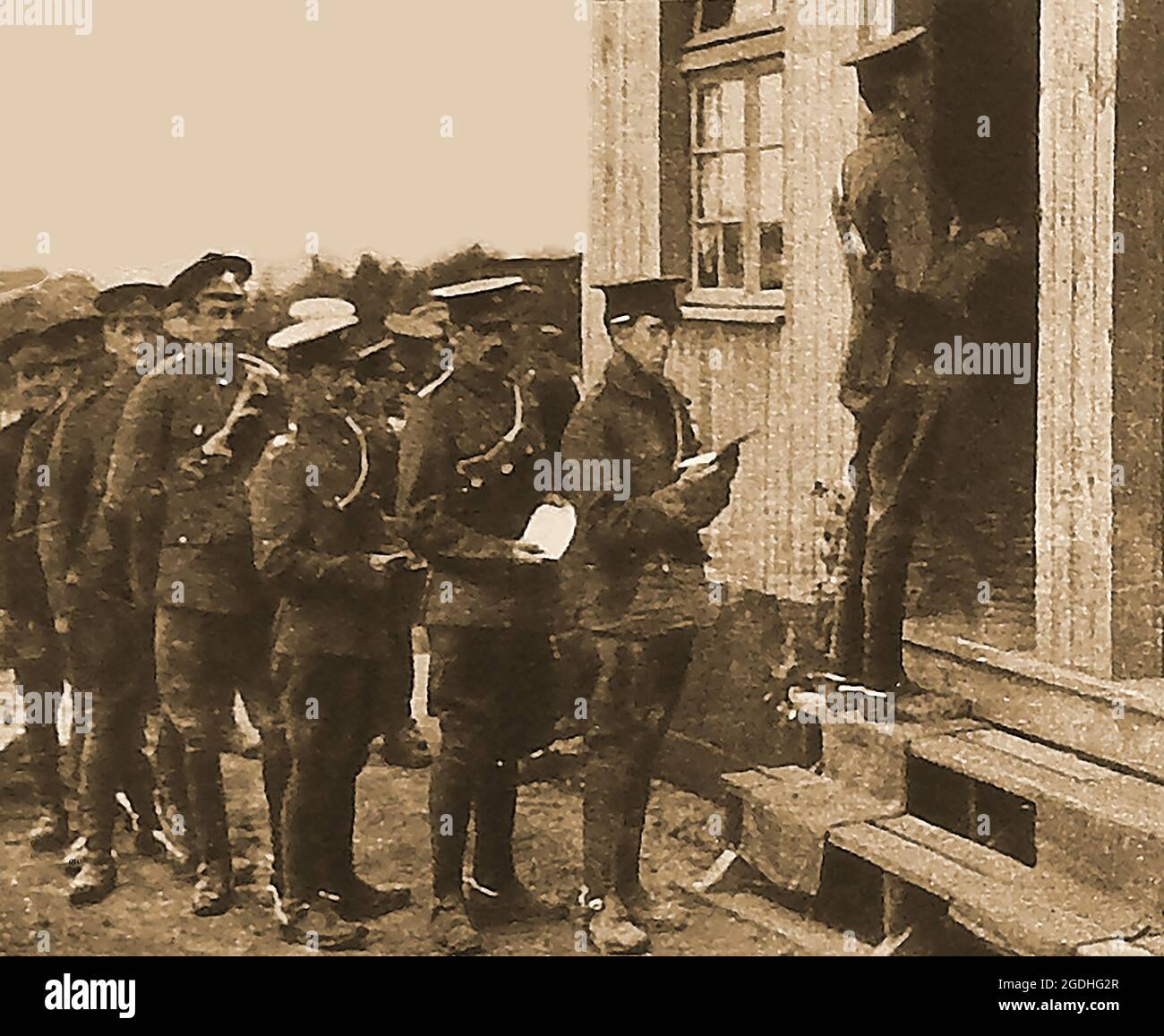 WWI - les troupes britanniques font la queue pour récupérer leur salaire Banque D'Images