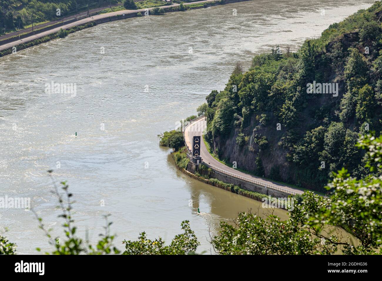 Photo Rhin Le Rhin, dans l'ouest de l'Allemagne, coule entre les collines ...