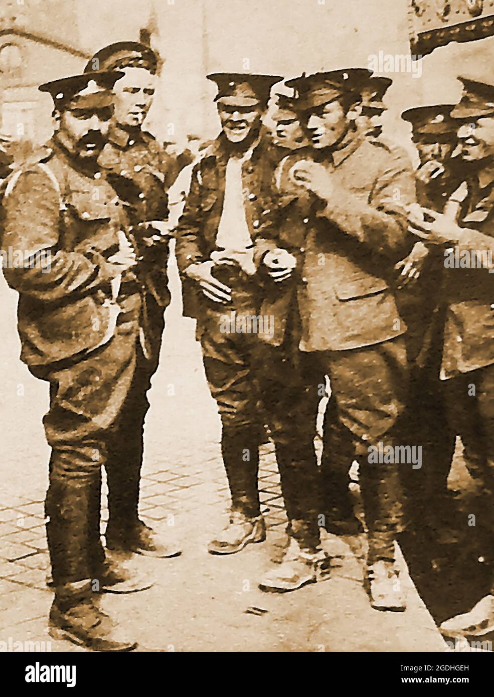 La première Guerre mondiale vient d'arriver des soldats britanniques à Boulogne, en France, en appréciant les glaces. Banque D'Images