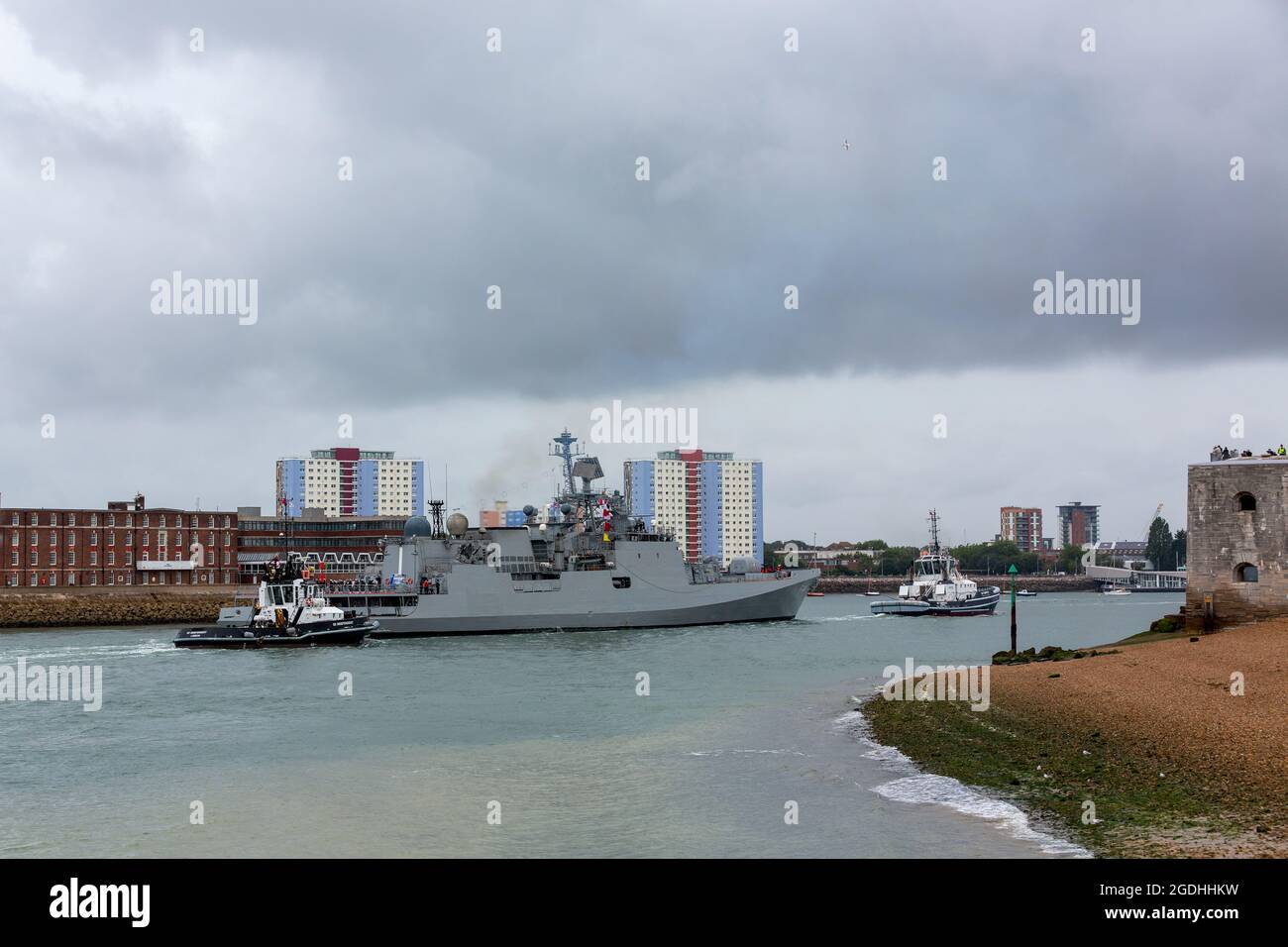 INS Tabar arrivant à Portsmouth. Visite du Royaume-Uni pour célébrer le jour de l'indépendance en Inde. Banque D'Images