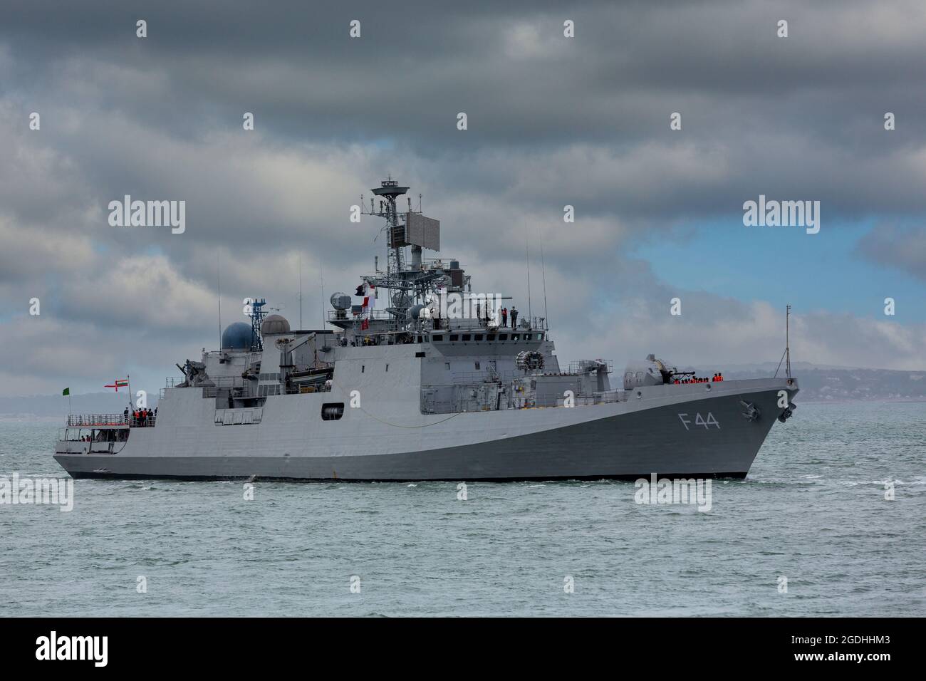 INS Tabar arrivant à Portsmouth. Visite du Royaume-Uni pour célébrer le jour de l'indépendance en Inde. Banque D'Images