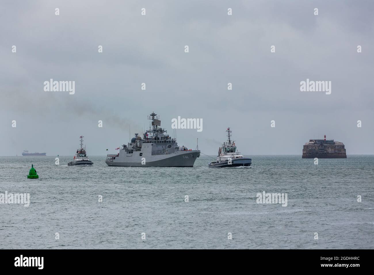 INS Tabar arrivant à Portsmouth. Visite du Royaume-Uni pour célébrer le jour de l'indépendance en Inde. Banque D'Images
