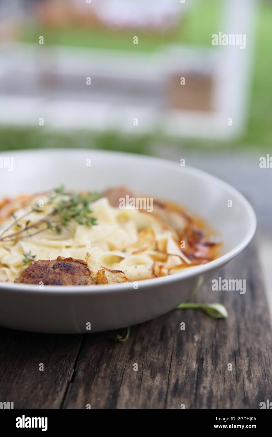 Boulettes de pâtes sauce tomate sur fond de bois Banque D'Images