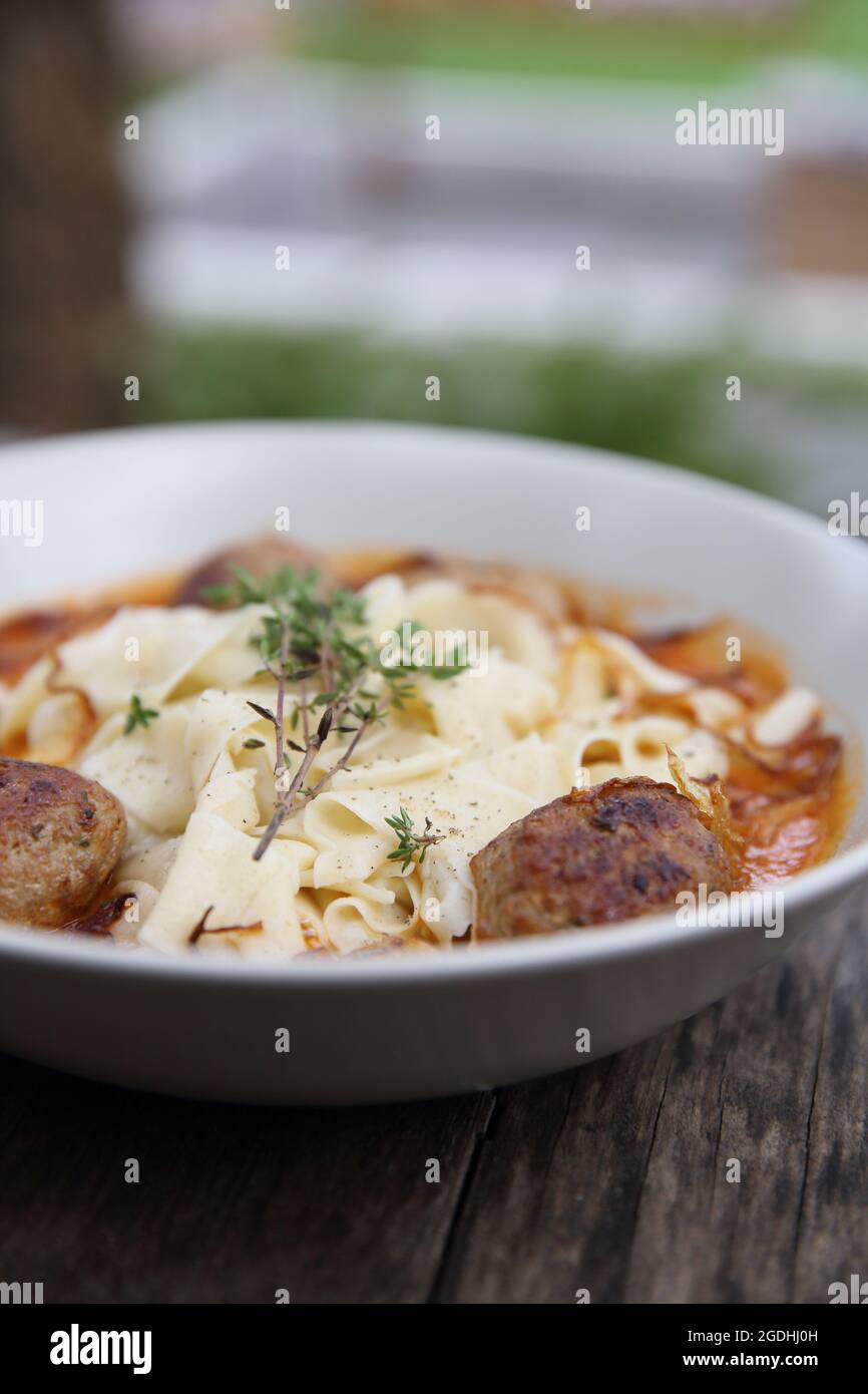 Boulettes de pâtes sauce tomate sur fond de bois Banque D'Images