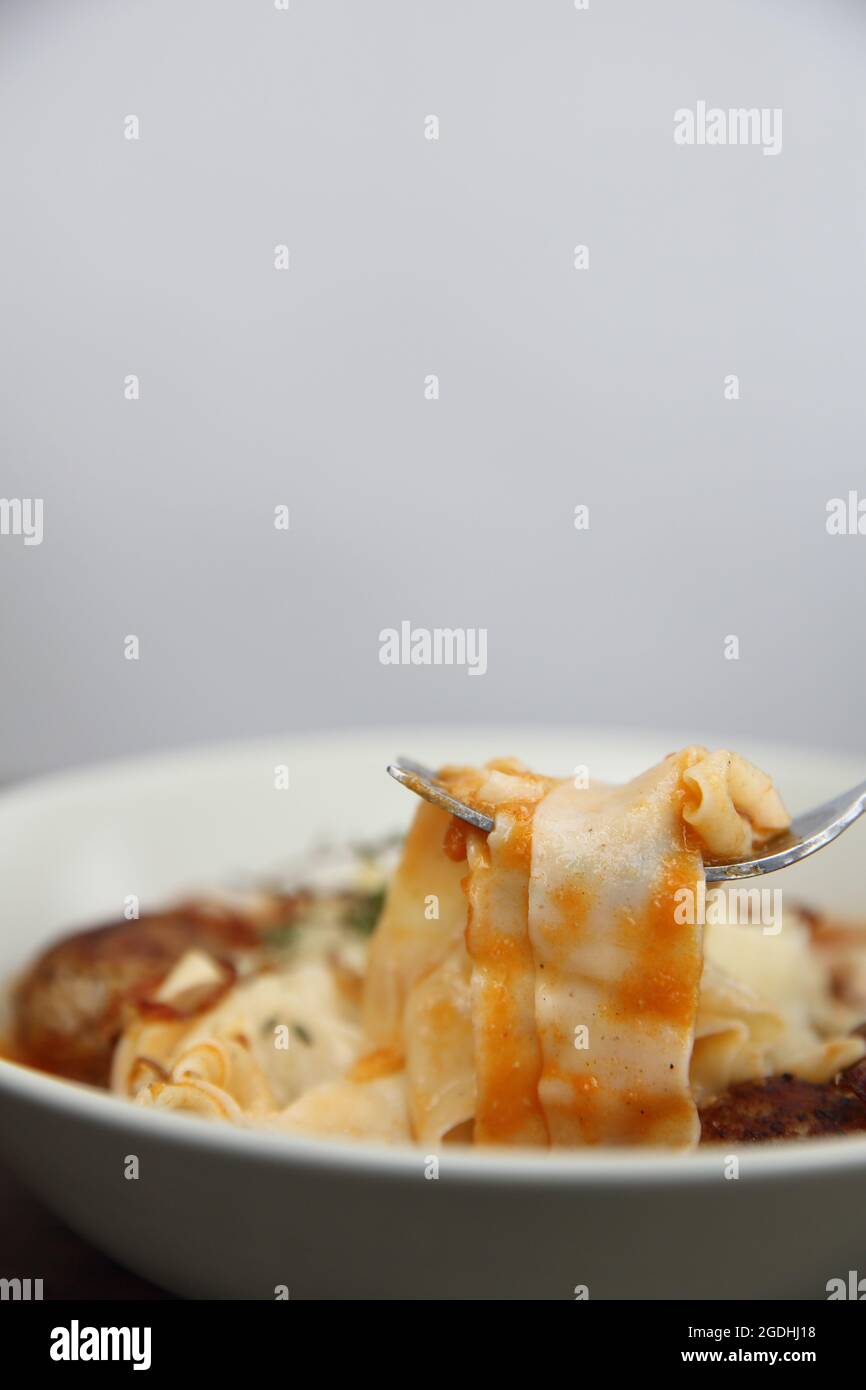 Boulettes de pâtes sauce tomate sur fond de bois Banque D'Images