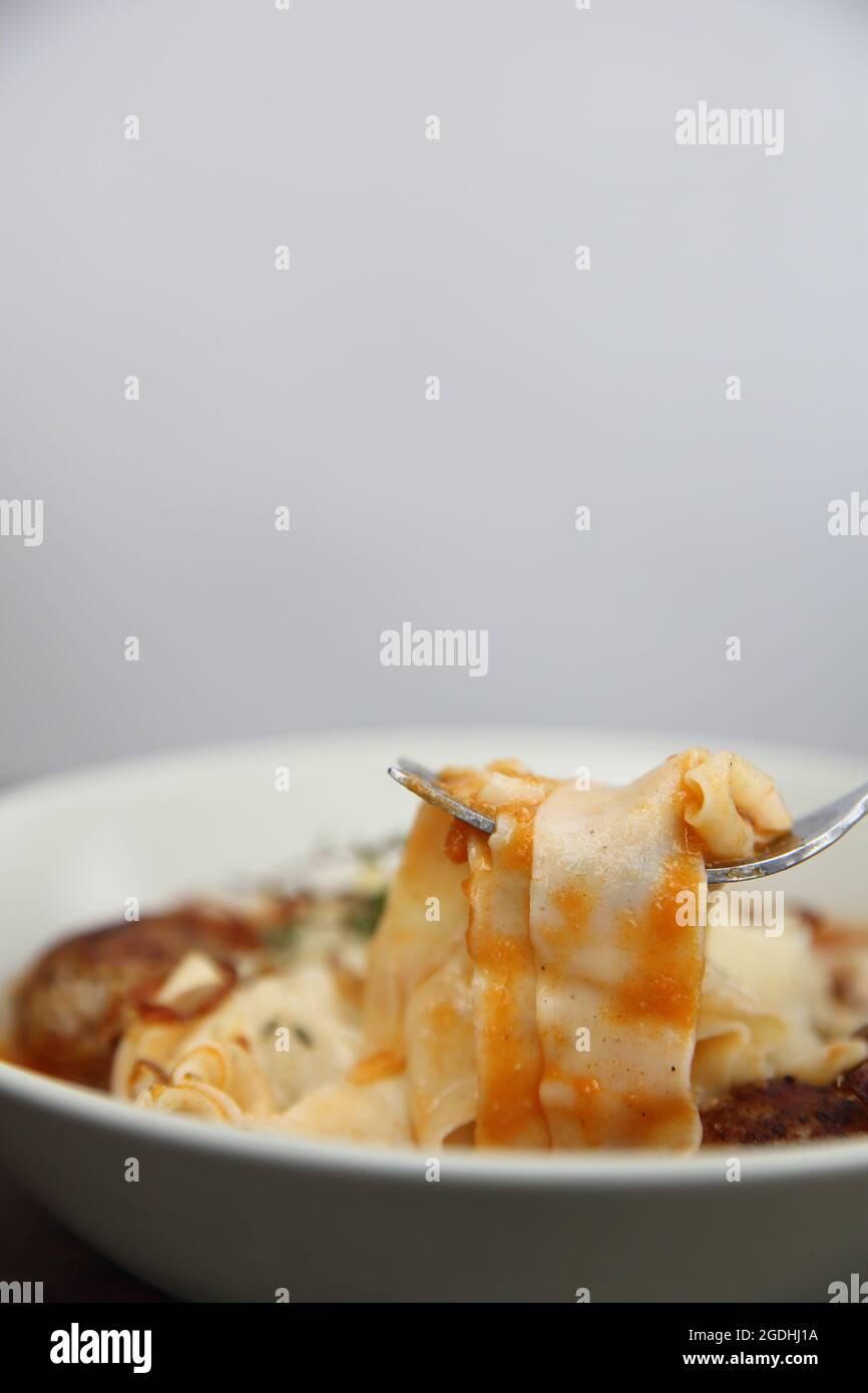 Boulettes de pâtes sauce tomate sur fond de bois Banque D'Images