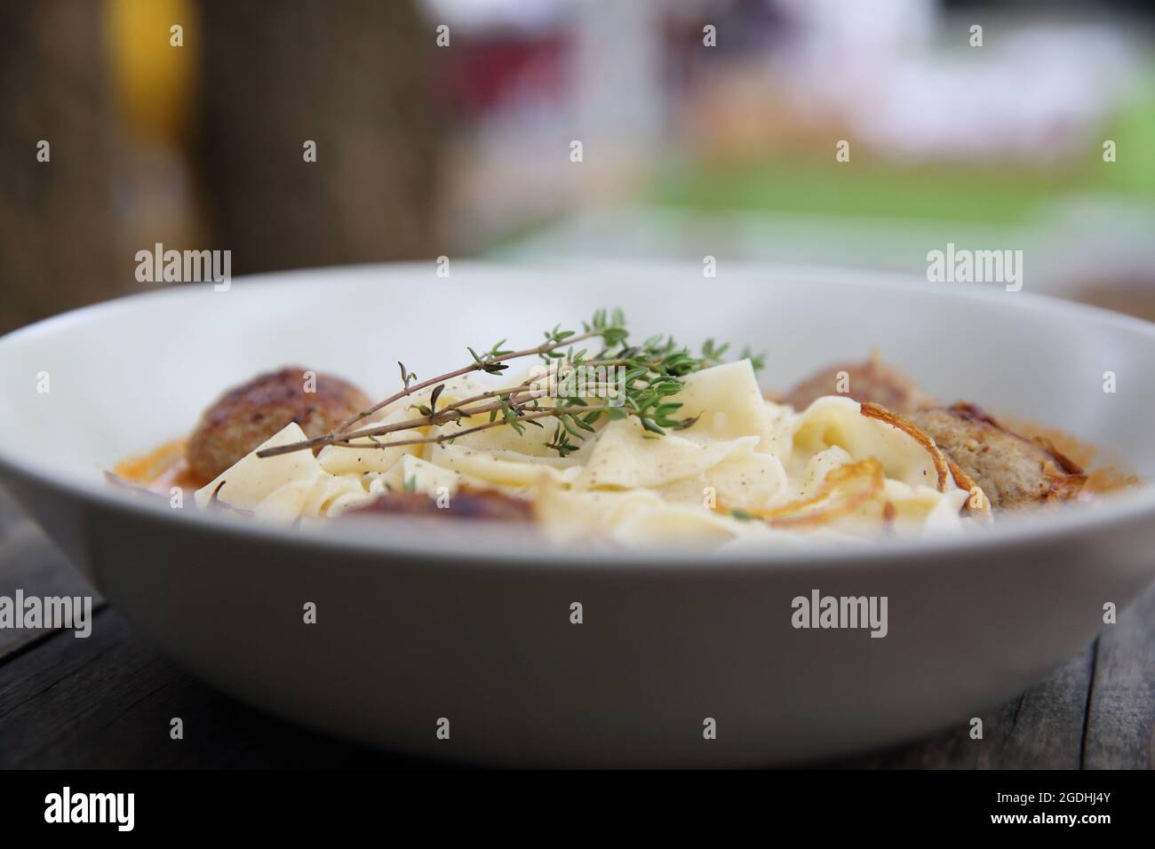 Boulettes de pâtes sauce tomate sur fond de bois Banque D'Images