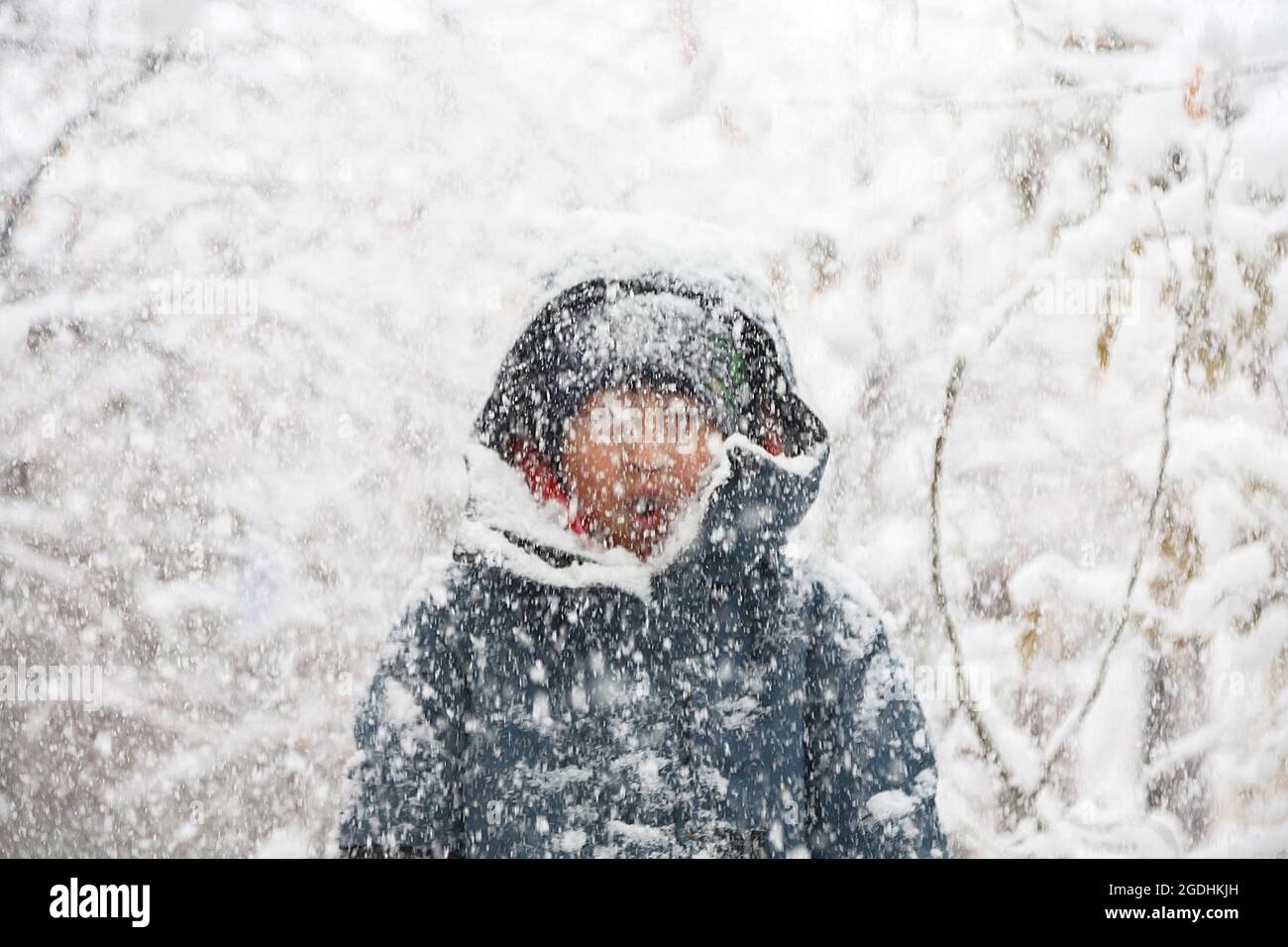 Portrait D Hiver A L Exterieur D Un Petit Bebe Heureux En Bonne Sante Qui Marche Dans Le Parc Par Temps Froid Avec De La Neige Et Des Chutes De Neige Vetements Elegants Pour Enfants