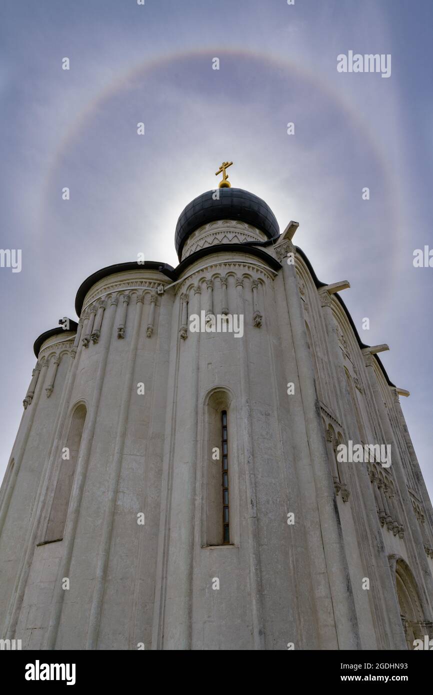 Halo autour du dôme de l'église de l'intercession de la Sainte Vierge sur le fleuve Nerl ou 'Pokrova na Nerli' près de Vladimir, Russie Banque D'Images
