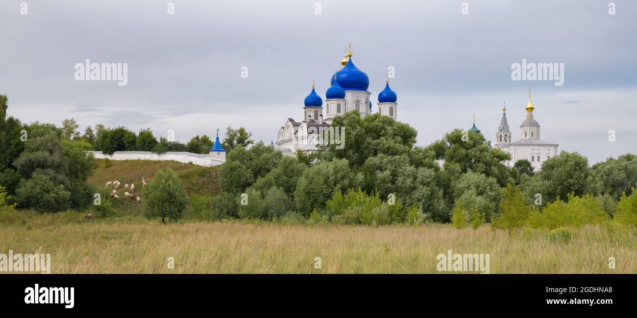 Un paysage russe typique. Couvent Saint-Bogolyoubsky. Bogolyubovo, région de Vladimir, Russie Banque D'Images