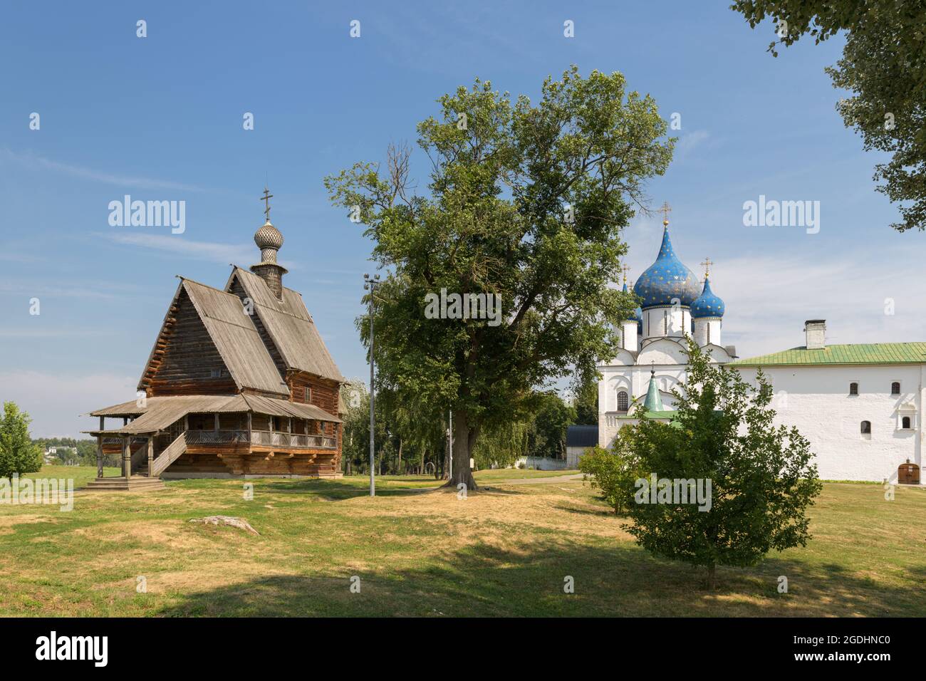 Église en bois Saint-Nicolas et cathédrale de la Vierge Nativité au kremlin de Suzdal. Suzdal, Russie Banque D'Images