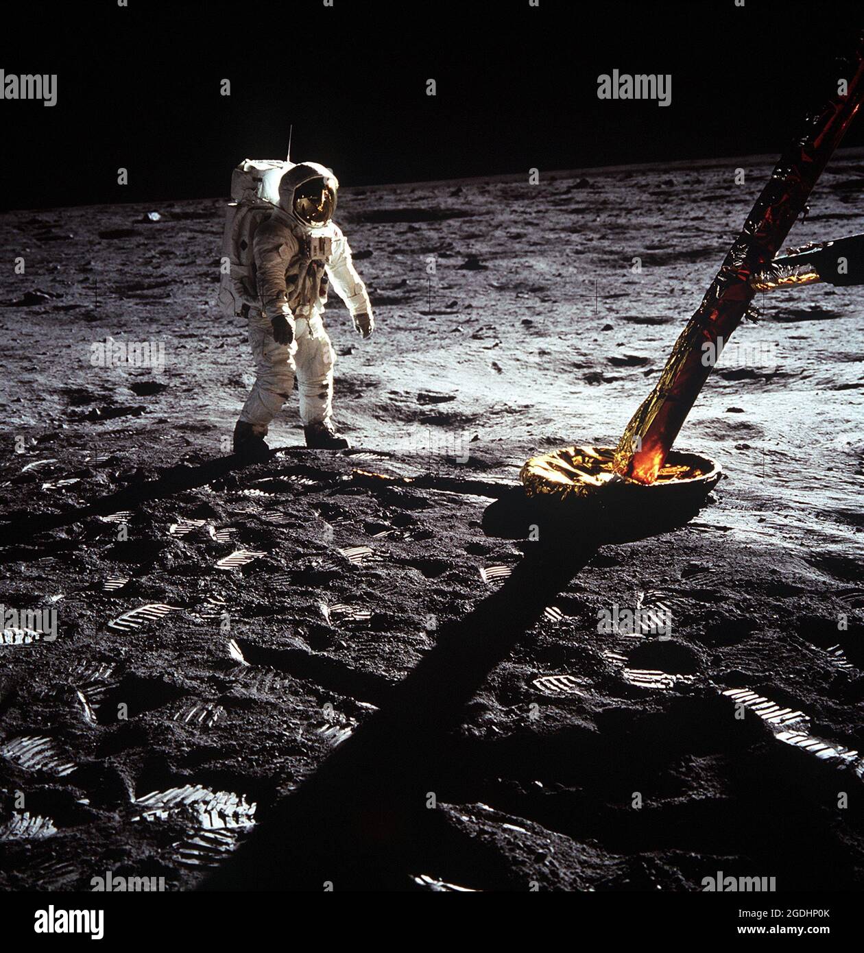 L'astronaute Buzz Aldrin, pilote de module lunaire de la première mission d'atterrissage lunaire Apollo 11, à la surface de la lune. Banque D'Images