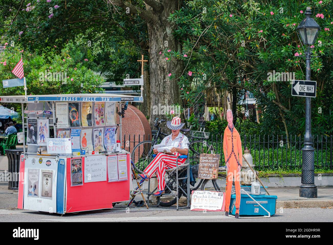 NEW ORLEANS, LA, USA - 31 JUILLET 2021: Autoproclamé 'Badass Uncle Sam' est assis avec son chariot d'exposition et une découpe de Joe Biden comme il fait la propagande Banque D'Images