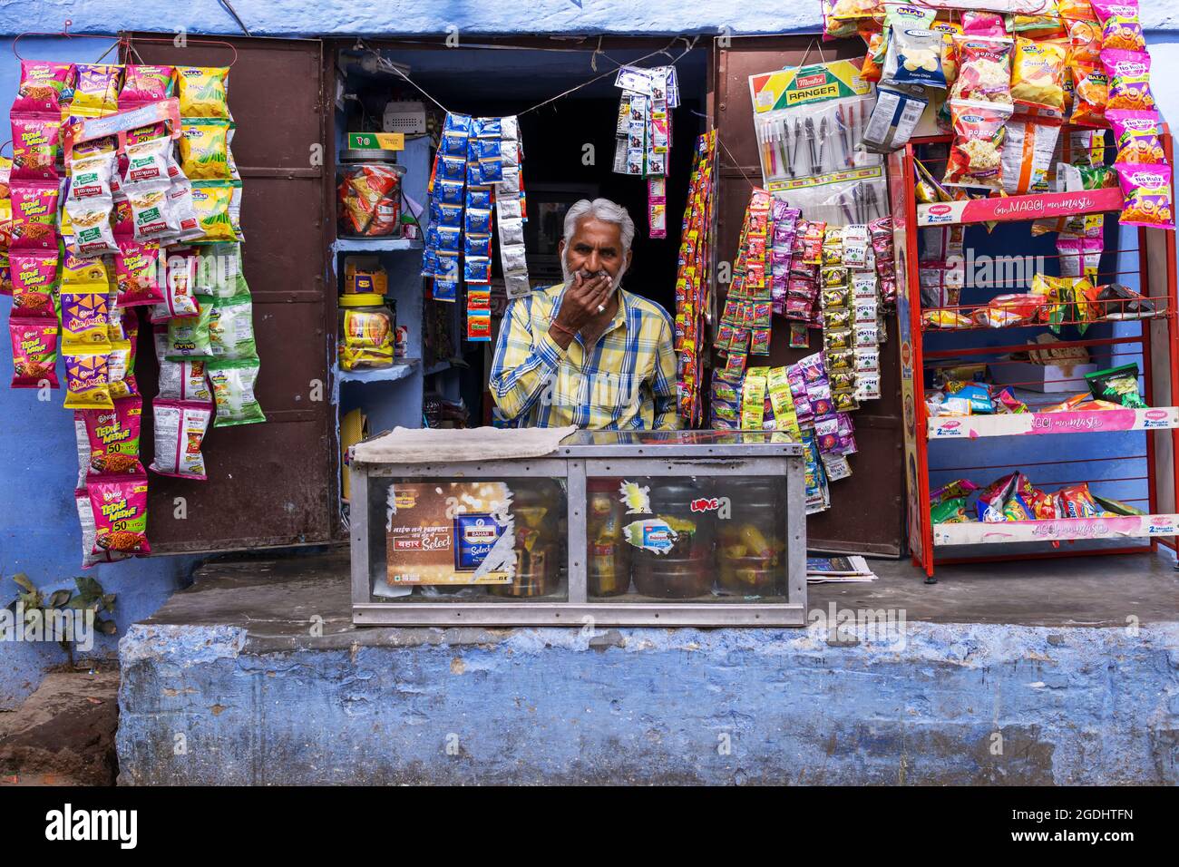 Jodhpur, Inde - 28 février 2018 : un vendeur indien attend un client à son épicerie. Banque D'Images