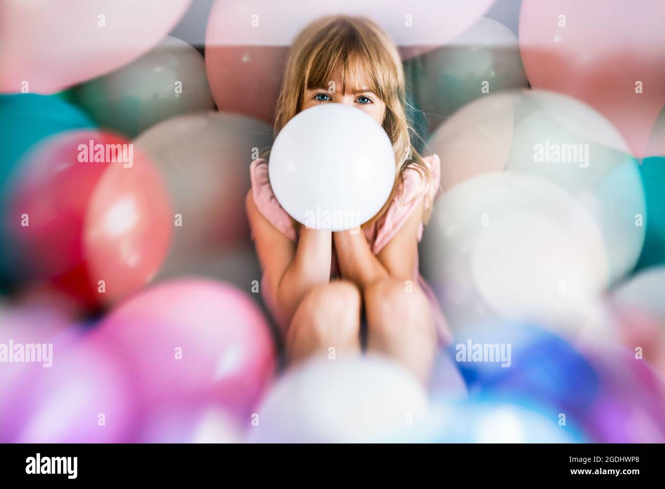 fille d'anniversaire entourée de ballons Banque D'Images