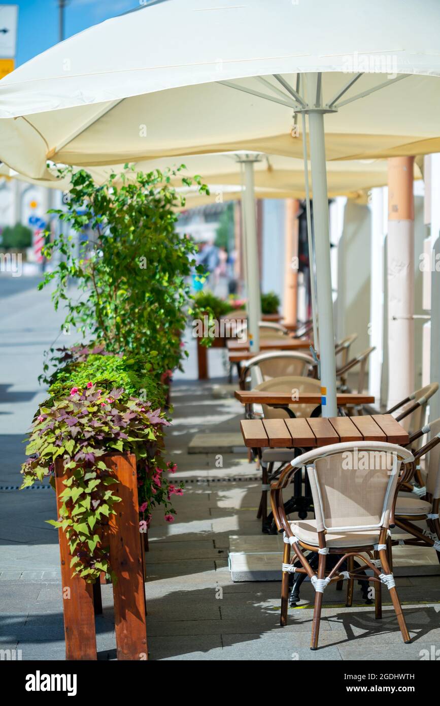Moscou. Russie. Juillet 31 2021. Intérieur d'un café de rue d'été dans la ville. Banque D'Images