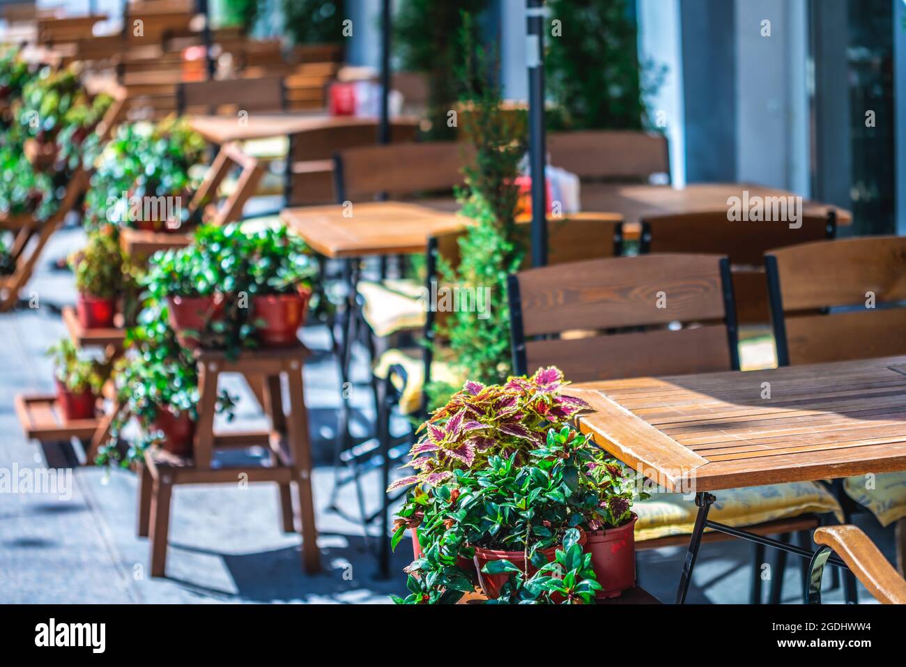 Moscou. Russie. Juillet 31 2021. Intérieur d'un café de rue d'été dans la ville. Banque D'Images