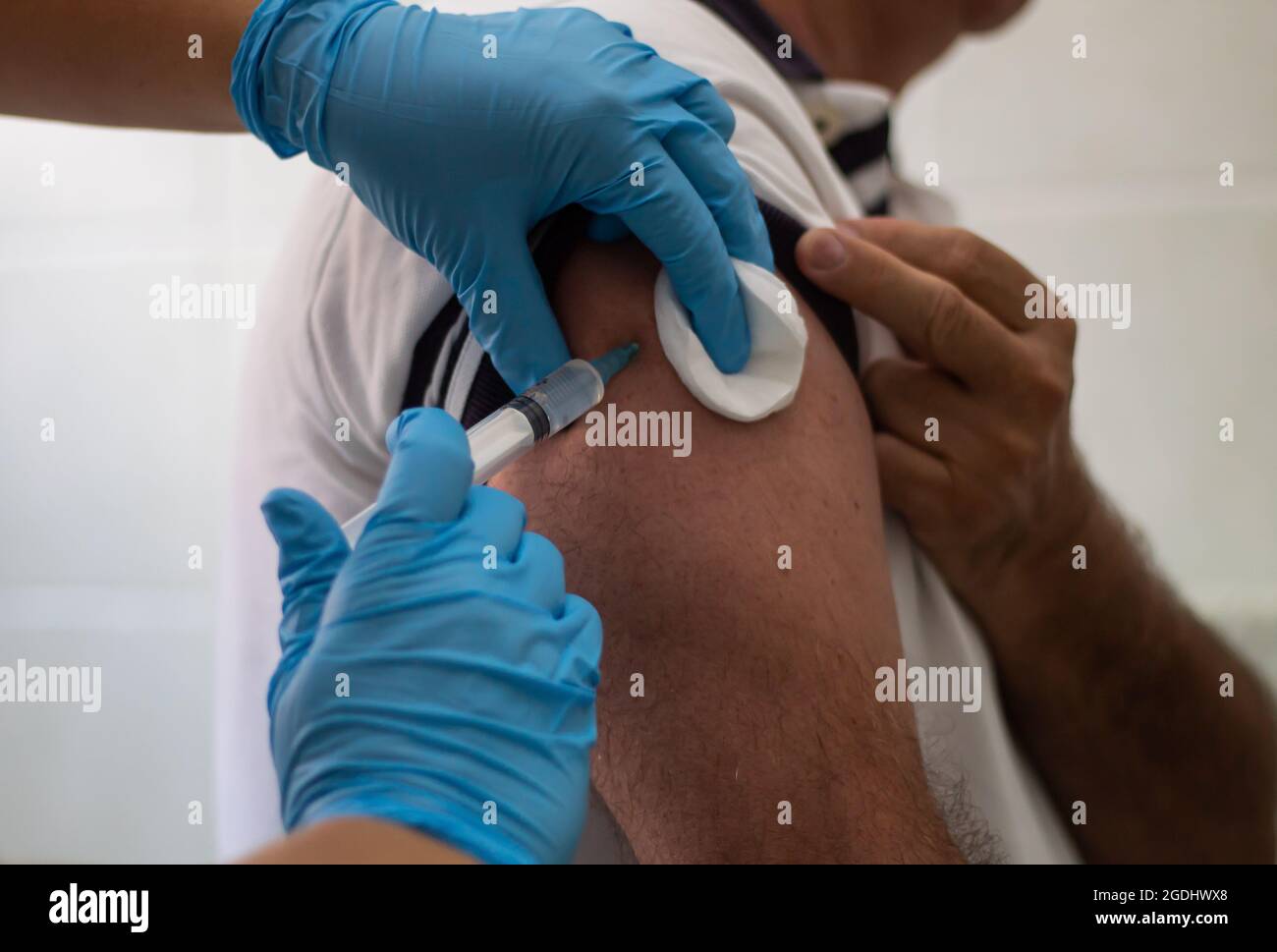 infirmière en faisant le vaccin pour l'homme Banque D'Images