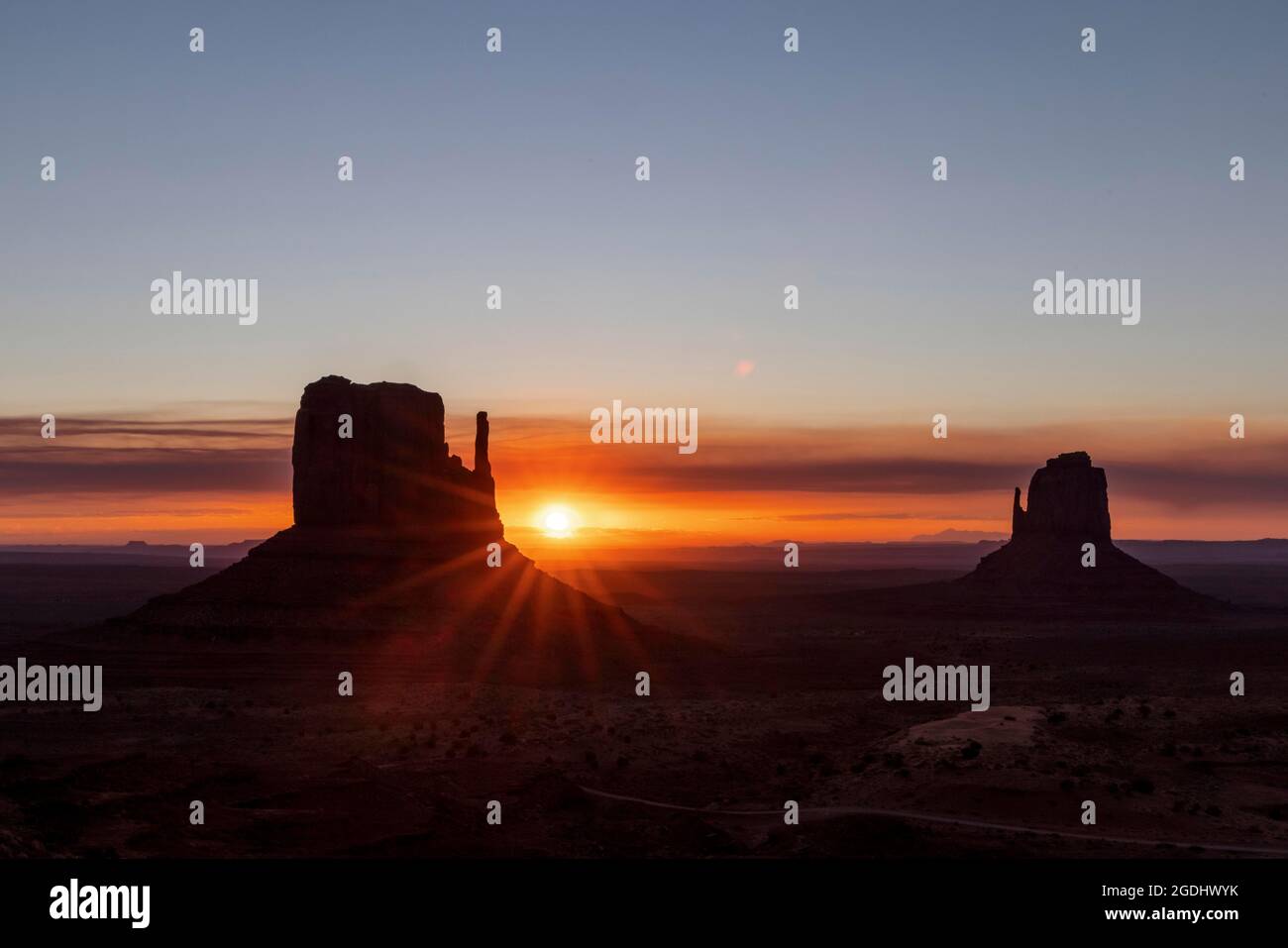 Lever du soleil un jour d'été à Monument Valley, dans le nord de l'Arizona. Banque D'Images