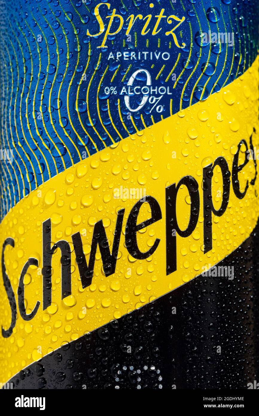 Tyumen, Russie-25 mai 2021 : boîte en aluminium du logo Schweppes. Banque D'Images