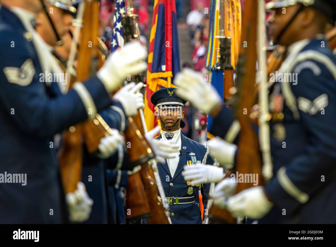 Sgt. Maître Jason Prophet, chef de vol de l'équipe US Air Force Drill, effectue une démonstration pendant le spectacle de mi-temps au match de football Arizona Cardinals Salute to Service, le 1er décembre 2019, à Glendale, en Arizona, en plus du spectacle de mi-temps, L'équipe américaine de forage de la Force aérienne et la garde de couleur ont tenu le drapeau pendant l'hymne national. (É.-U. Photo de la Force aérienne par Tech. Sgt. Jensen Stidham) Banque D'Images Sgt. Maître Jason Prophet, chef de vol de l'équipe US Air Force Drill, effectue une démonstration pendant le spectacle de mi-temps au match de football Arizona Cardinals Salute to Service, le 1er décembre 2019, à Glendale, en Arizona, en plus du spectacle de mi-temps, L'équipe américaine de forage de la Force aérienne et la garde de couleur ont tenu le drapeau pendant l'hymne national. (É.-U. Photo de la Force aérienne par Tech. Sgt. Jensen Stidham) Banque D'Images