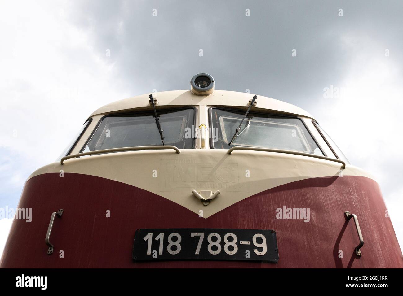 Locomotive diesel historique photographiée d'en dessous contre le ciel  couvert Photo Stock - Alamy