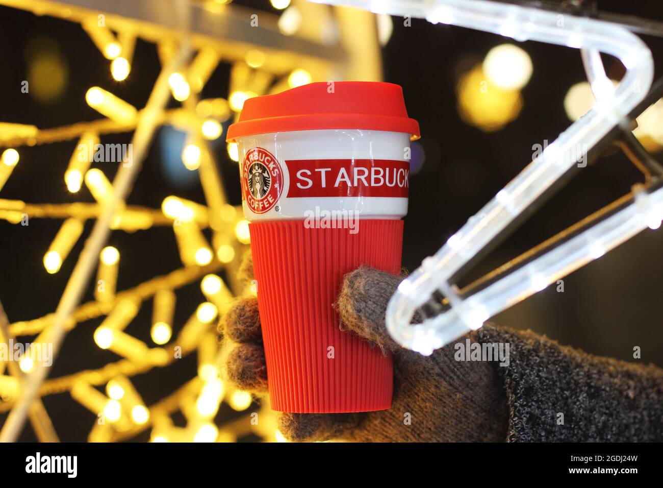 10 janvier 2020 - Chernihiv, Ukraine : coupe Starbucks en main Banque D'Images