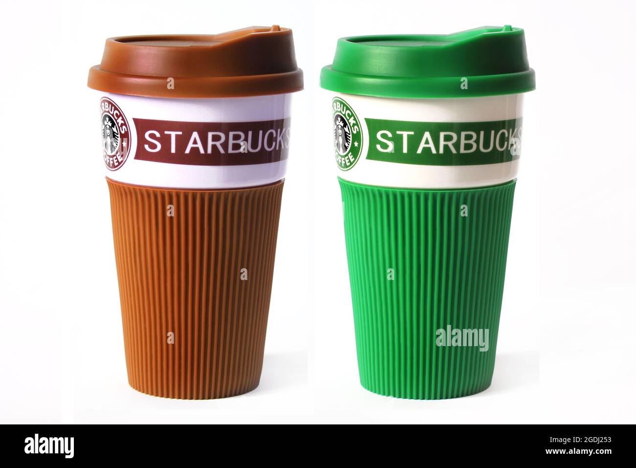 Chernihiv, Ukraine - 14 janvier 2020 : tasses Starbucks sur fond blanc Banque D'Images