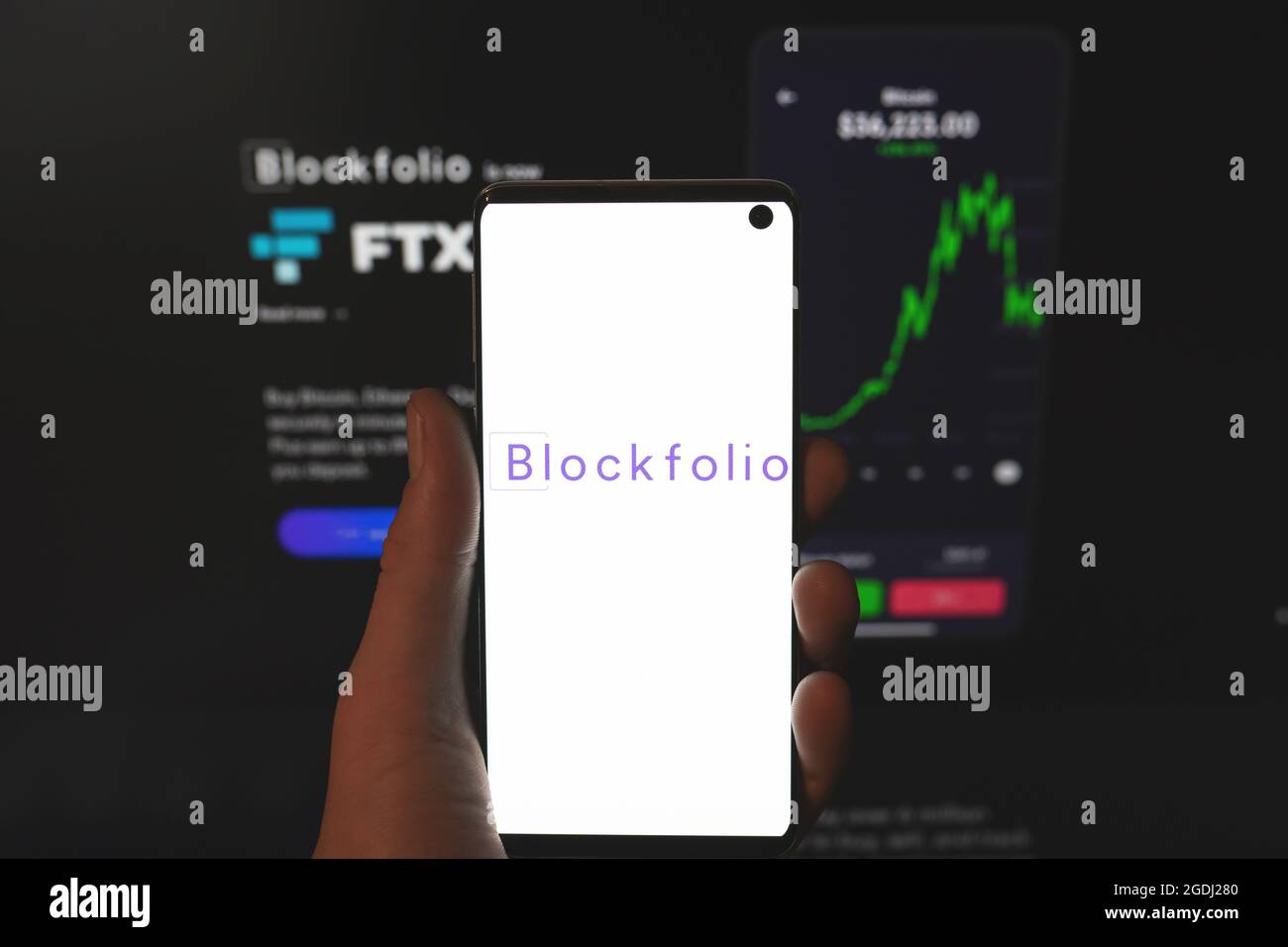 Logo Blockfolio sur le smartphone en main avec arrière-plan flou du site  Web. Bourse de crypto-monnaies, plateforme de suivi de portefeuille de  crypto. Swansea, Royaume-Uni - 31 juillet 2021 Photo Stock -