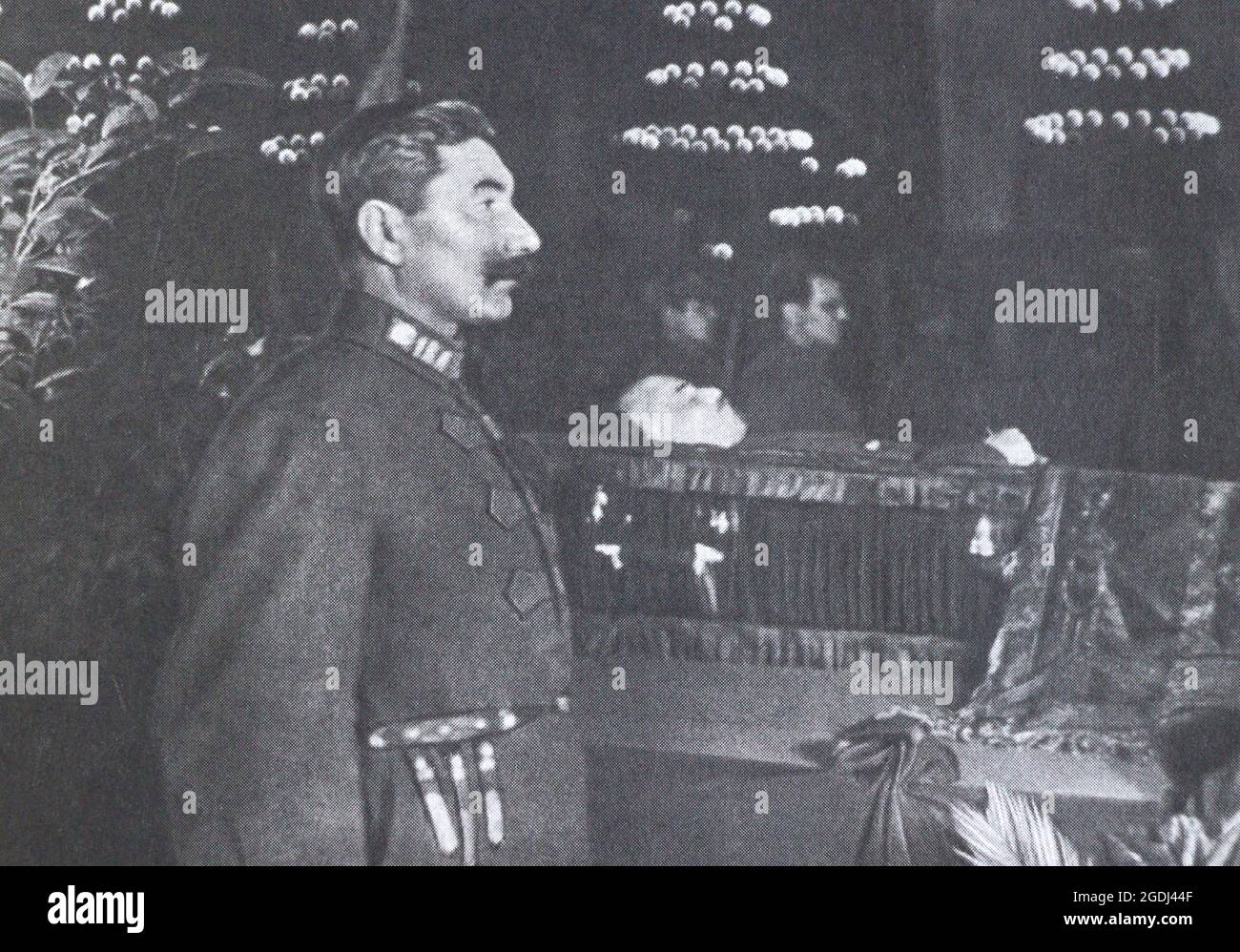 Semyon Budyonny dans la garde d'honneur au cercueil de Vladimir Lénine. Banque D'Images