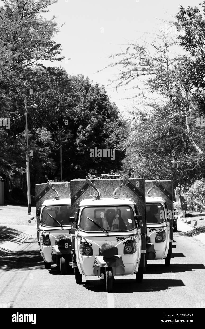 JOHANNESBURG, AFRIQUE DU SUD - 06 janvier 2021 : une photo verticale des petits véhicules de livraison à domicile de l'épicerie Tuktuk qui traversent les banlieues Banque D'Images