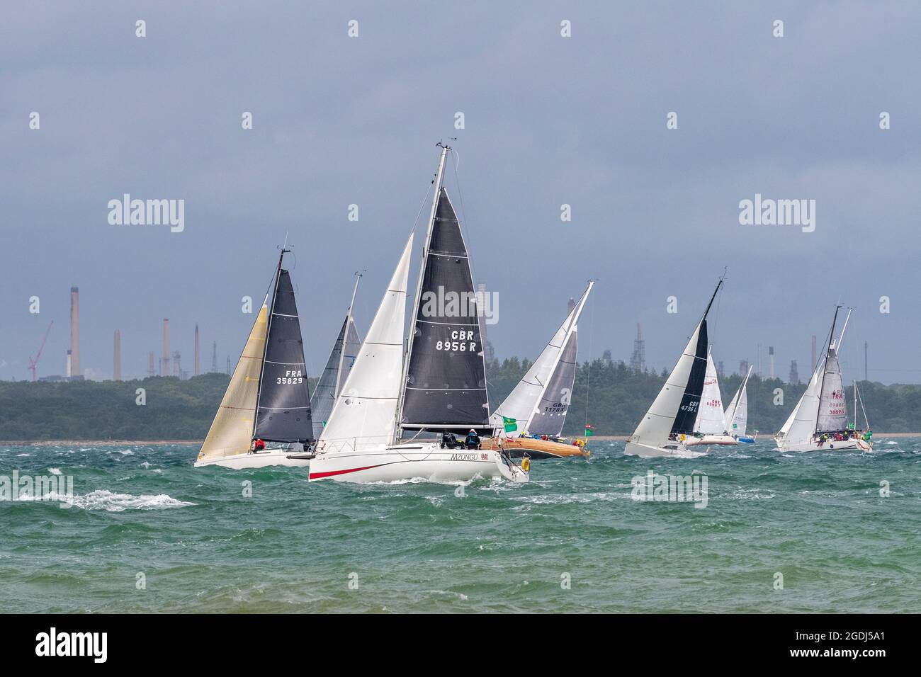 Le début de la Rolex Fastnet Race 2021 (RORC) dans le Solent avec des vents forts et des conditions éprouvantes pour les concurrents.Cowes, Isle of Wight, Royaume-Uni Banque D'Images