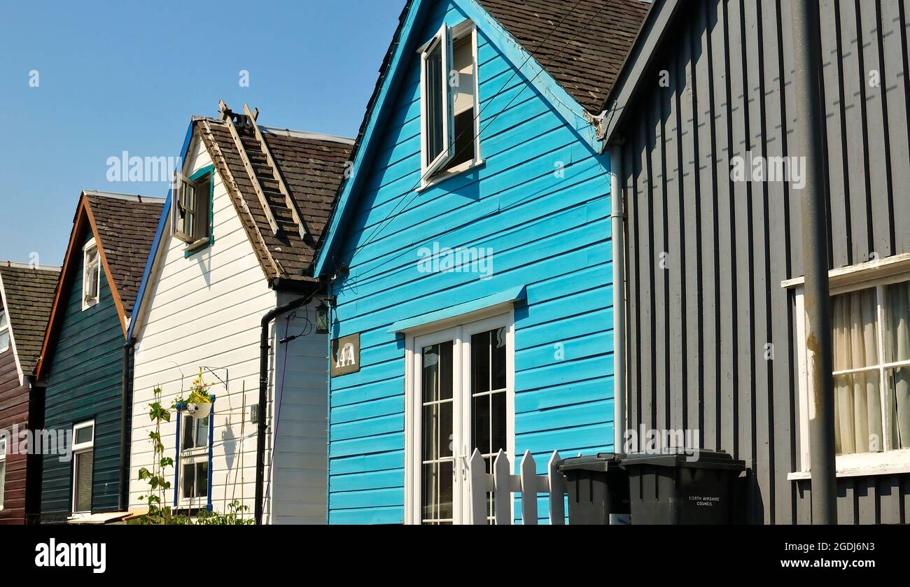 Une rangée de maisons en bois colorées à Lamlash, île d'Arran, Écosse Banque D'Images