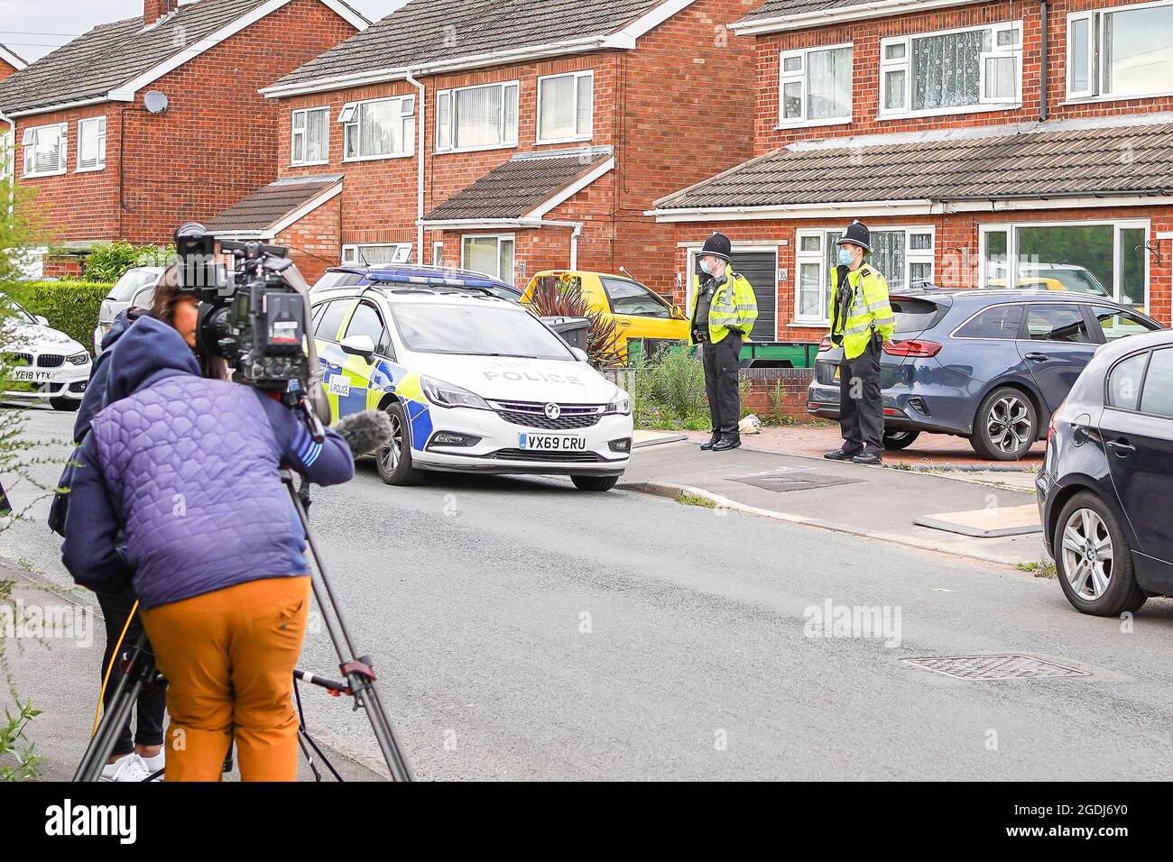 Kidderminster, Royaume-Uni. 13 août 2021. Comme le font aujourd'hui le rapport de la police de Devon et de Cornwall sur la perte tragique de plusieurs vies à Plymouth, La ville de Kidderminster dans le Worcestershire donne à la Force de Mercia Ouest locale encore plus de tragédie à traiter comme le corps de l'un de leurs agents de police en service avec le corps d'un enfant de 3 ans sont trouvés dans une maison d'un quartier résidentiel calme. Les deux décès sont actuellement « inexpliqués » alors que la police poursuit ses enquêtes judiciaires dans la propriété jumelée de Cairdhu Drive. Crédit : Lee Hudson/Alay Live News Banque D'Images