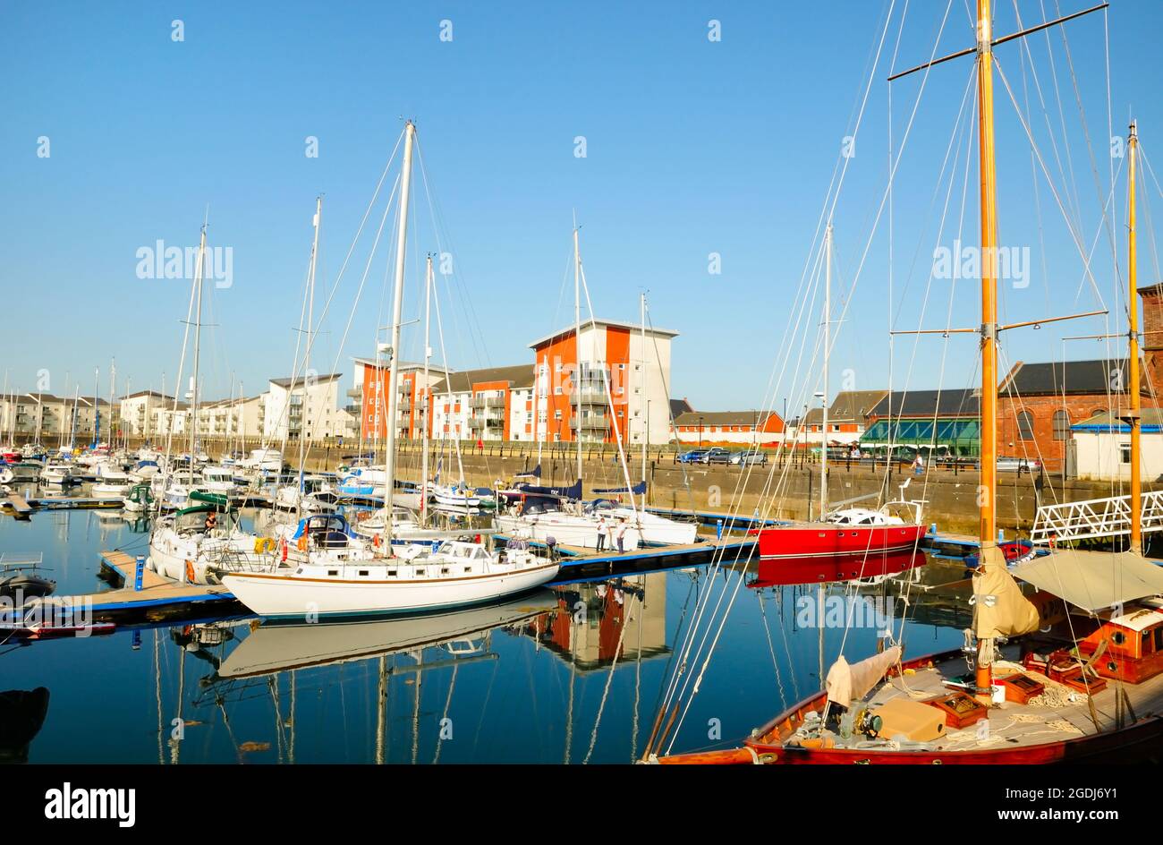 Une vue panoramique sur le port d'Ardrossan et la marina de Clyde avec des appartements en arrière-plan Banque D'Images