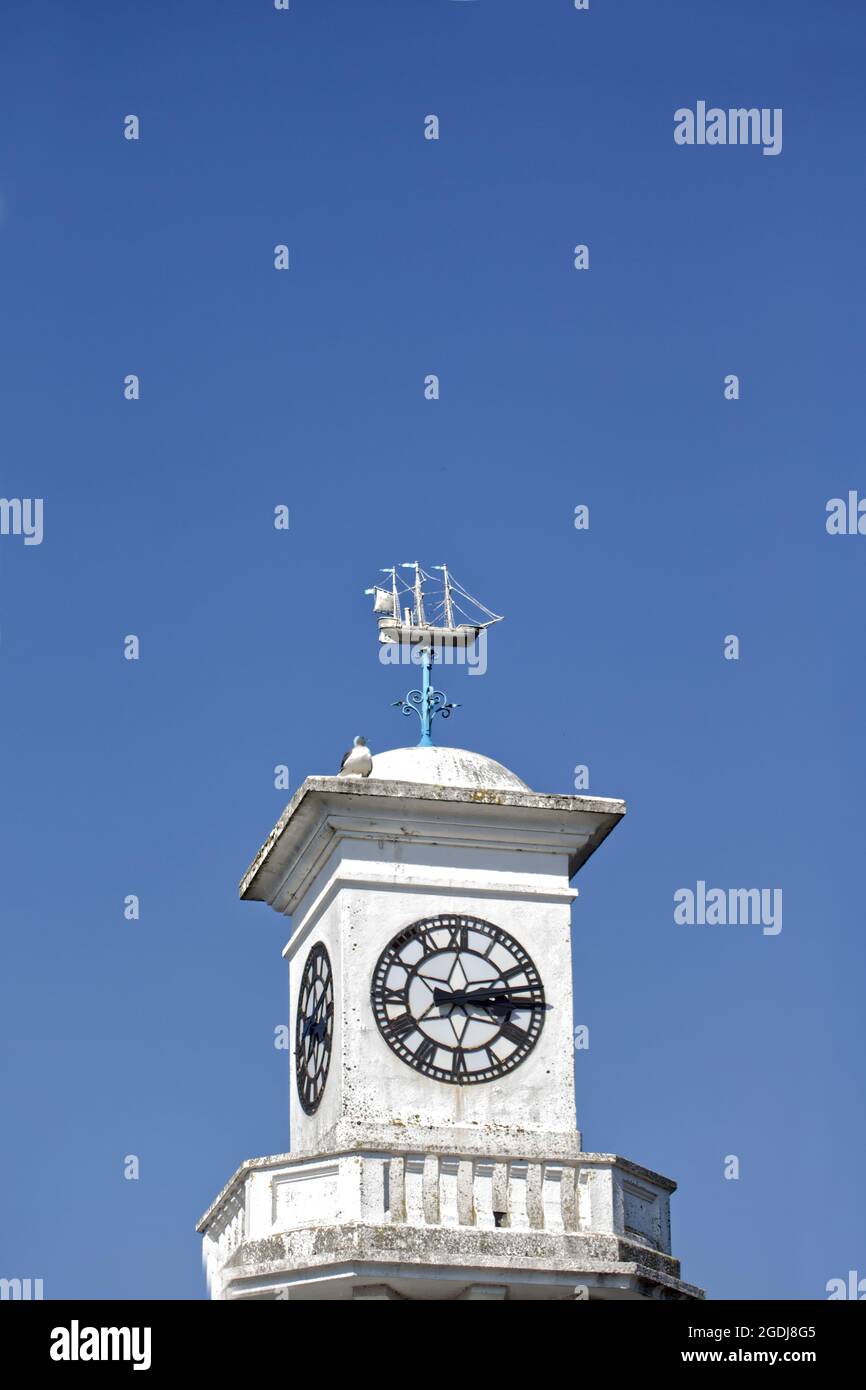 Modèle Terra Nova au sommet de la tour d'horloge commémorative et girouette du capitaine Scott à Roath Park, Cardiff, Royaume-Uni, érigé en 1915. Banque D'Images