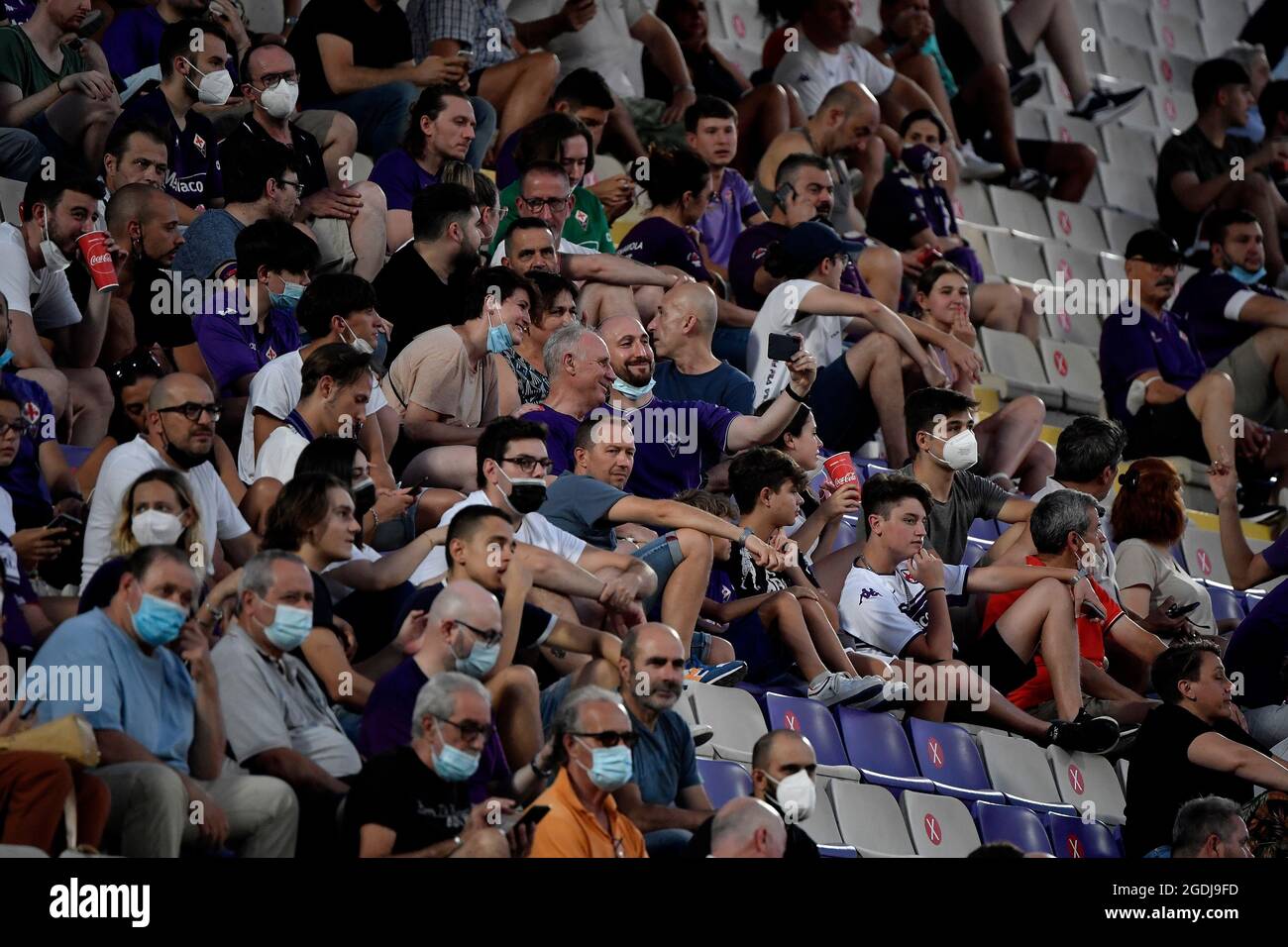 Florence, Italie. 13 août 2021. Des spectateurs assistent au match de football de la coupe d'Italie entre ACF Fiorentina et Cosenza calcio au stade Artemio Franchi à Florence (Italie), le 13 août 2021. Photo Andrea Staccioli/Insidefoto crédit: Insidefoto srl/Alamy Live News Banque D'Images