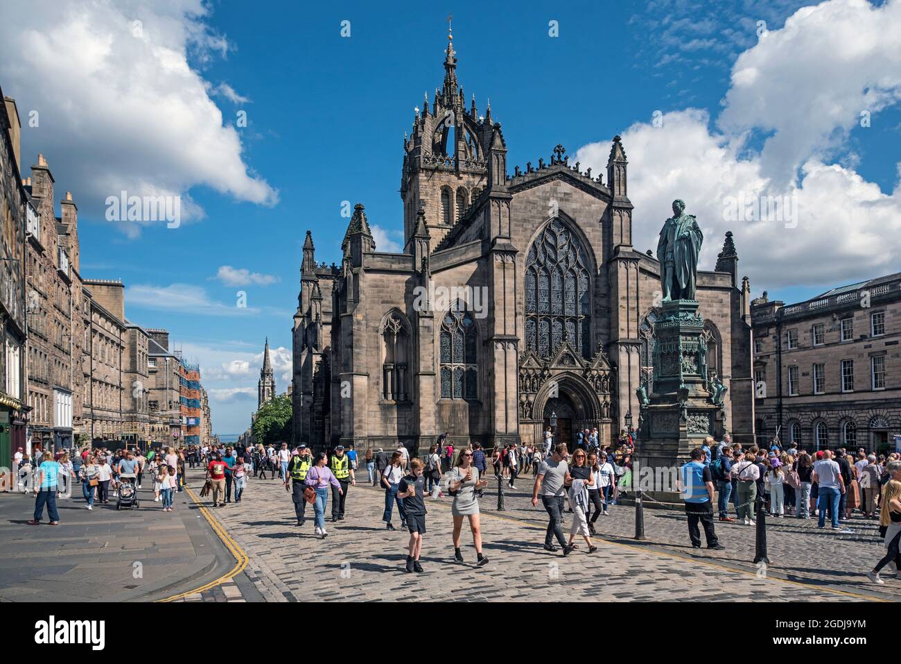 Les touristes se promenant à côté de la cathédrale St Giles sur le Royal Mile dans la vieille ville d'Édimbourg. Banque D'Images