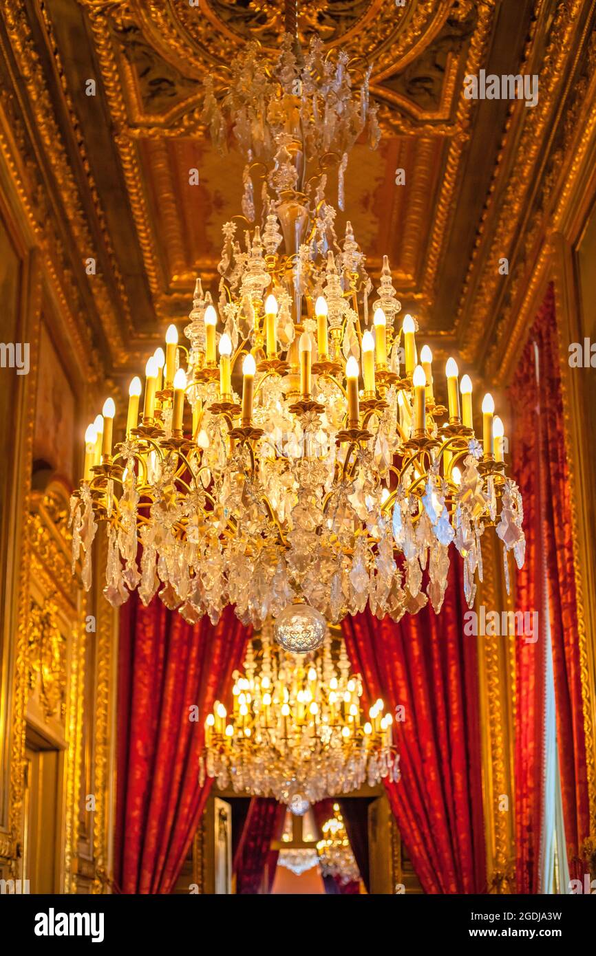 France paris louvre chandelier in Banque de photographies et d'images à  haute résolution - Alamy