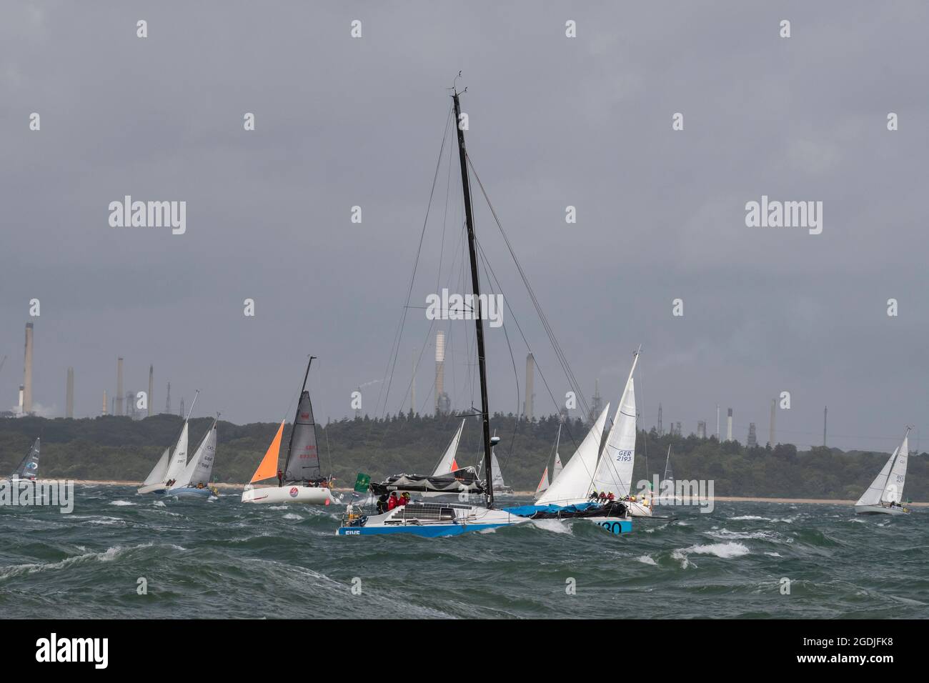 L'un des premiers yachts à prendre sa retraite dans de fortes perruches revenant au port le 8 août 2021 au début de la course Rolex Fastnet, Cowes, sle de Wight, Angleterre Banque D'Images