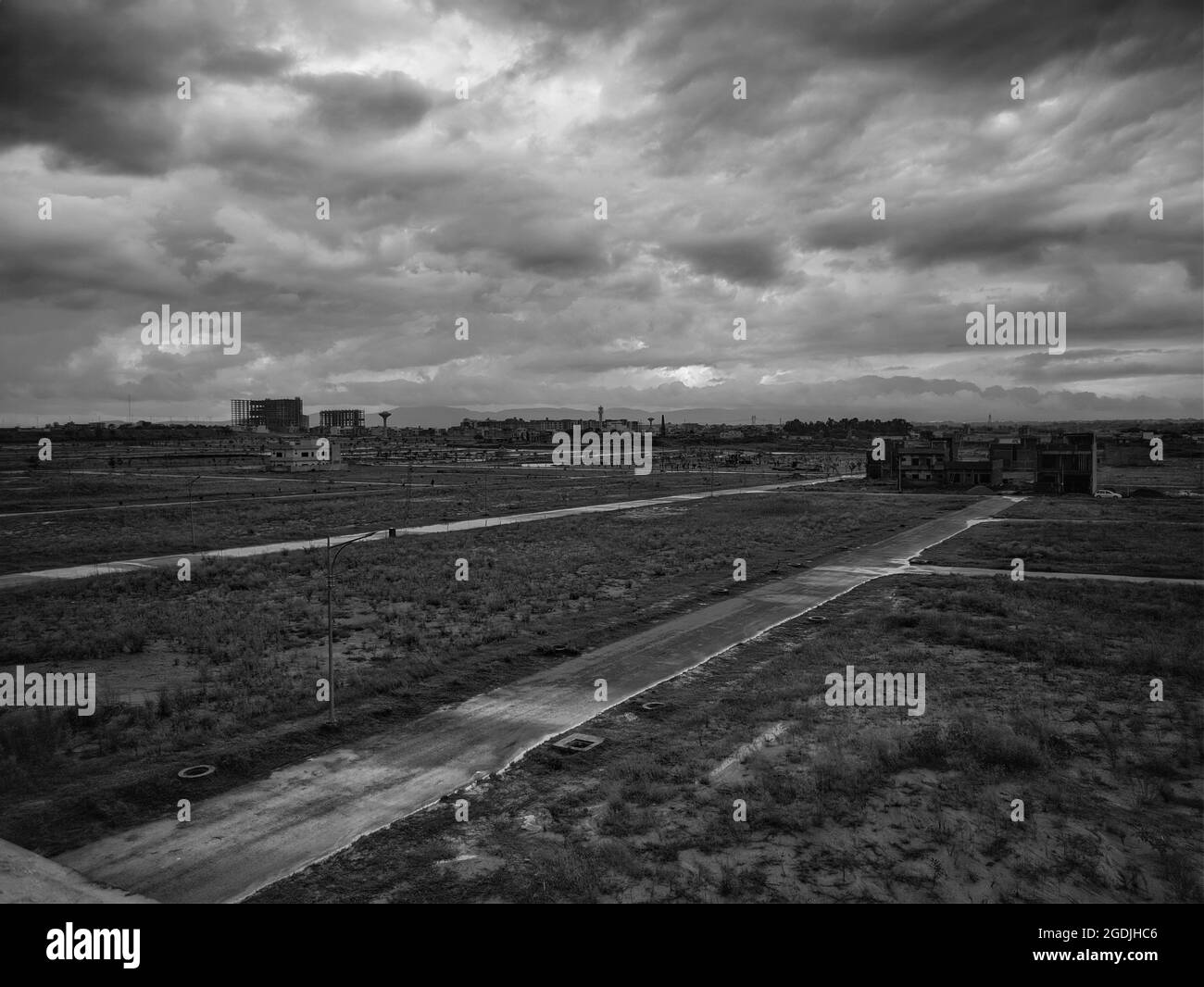 ISLAMABAD, PAKISTAN - 22 juillet 2021 : photo monochrome d'une ville presque vide lors d'une journée nuageux à Islamabad, Pakistan. Banque D'Images