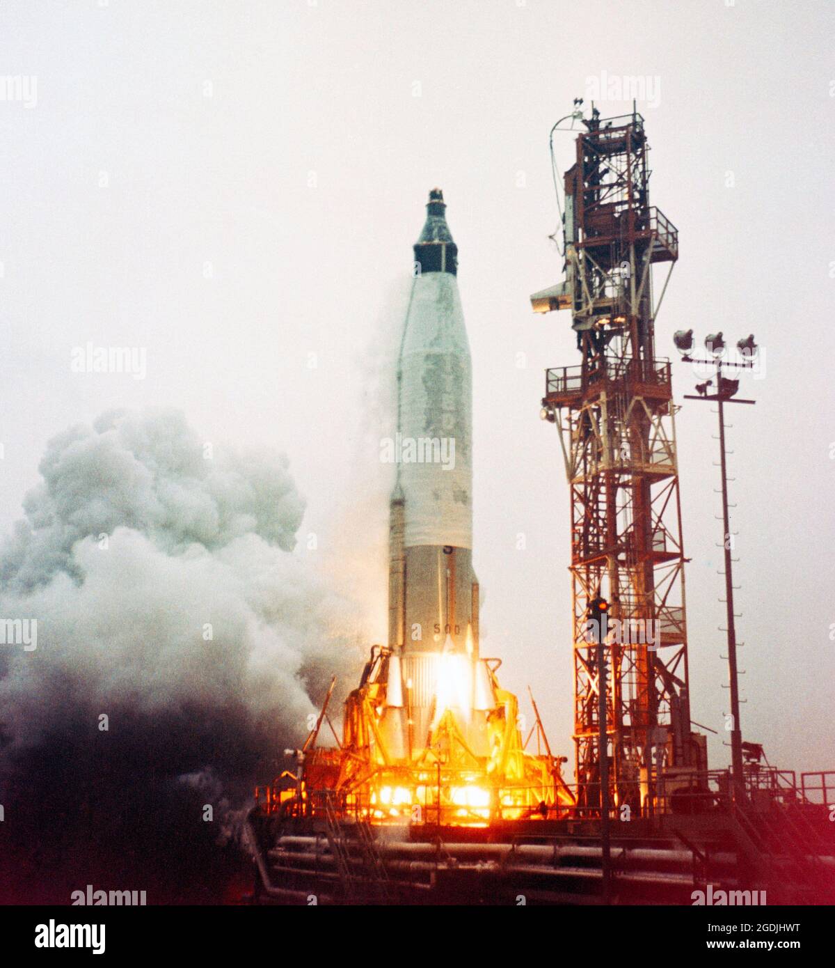 La fusée Mercury Atlas 1 se soulève de Cape Canavral en Floride. La fusée sans pilote a explosé 58 secondes après le décollage du 29 juillet 1960. Les débris ont été recueillis et les ingénieurs ont tenté de remonter ma-1 pour déterminer la cause de l'explosion. Banque D'Images