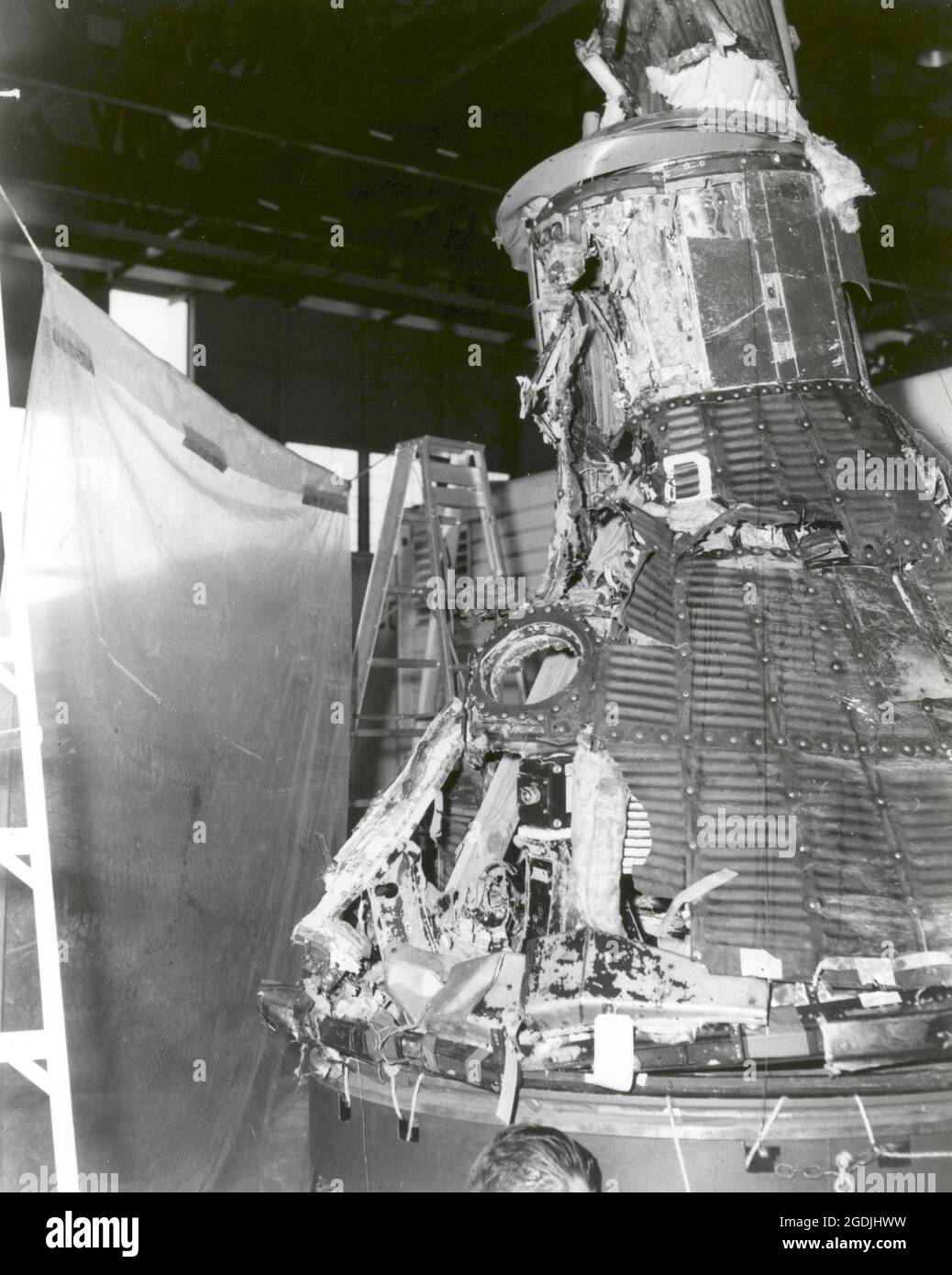 Les restes endommagés de la capsule de mercure après l'explosion de la fusée sans pilote Mercury Atlas 1 après 58 secondes de vol. Les débris ont été recueillis et les ingénieurs ont tenté de remonter ma-1 pour déterminer la cause de l'explosion. Banque D'Images