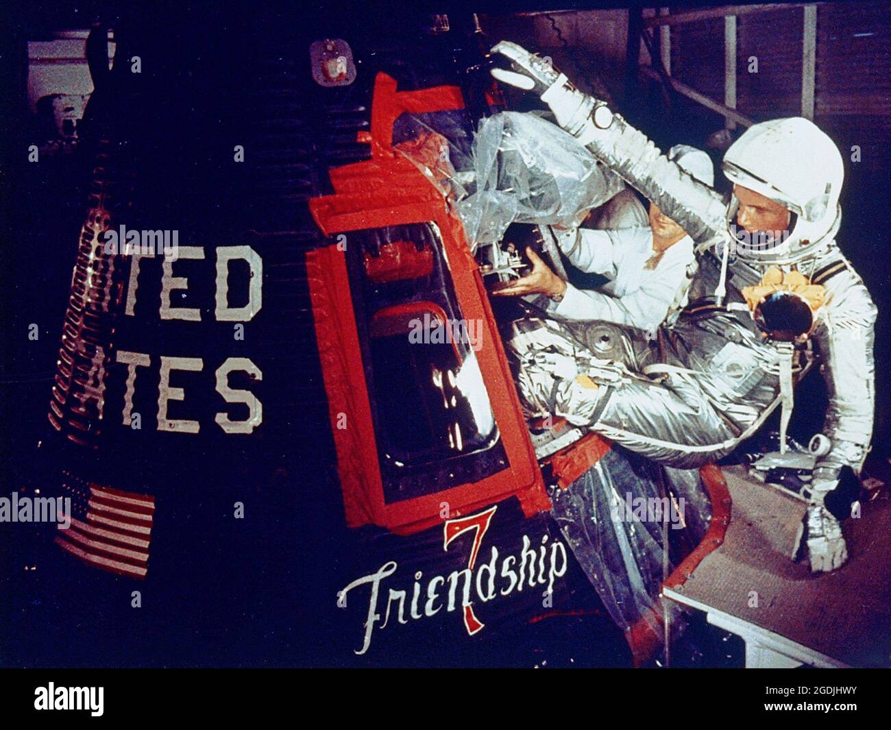 L'astronaute John Glenn monte dans la capsule de la fusée Mercury Atlas 6 (ma-6) alias Friendship 7. Il s'agissait du premier vol spatial orbital américain le 20 février 1962. Banque D'Images