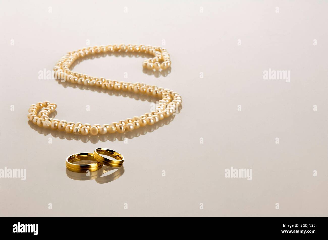 point d'interrogation composé d'un collier de perles et d'anneaux de mariage,  mariage oui ou non Photo Stock - Alamy